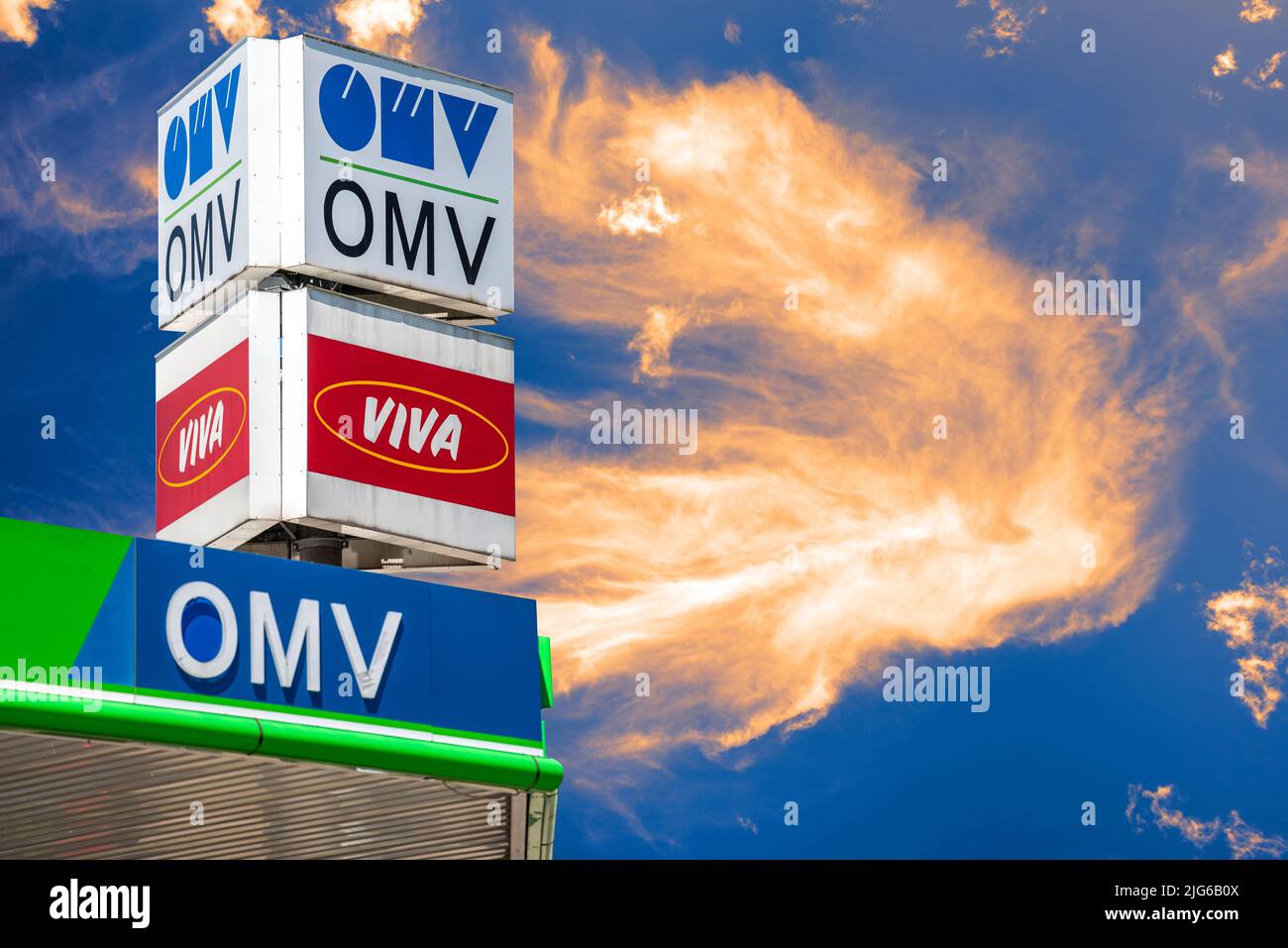 Werbeschild der OMV Tankstelle Foto Stock