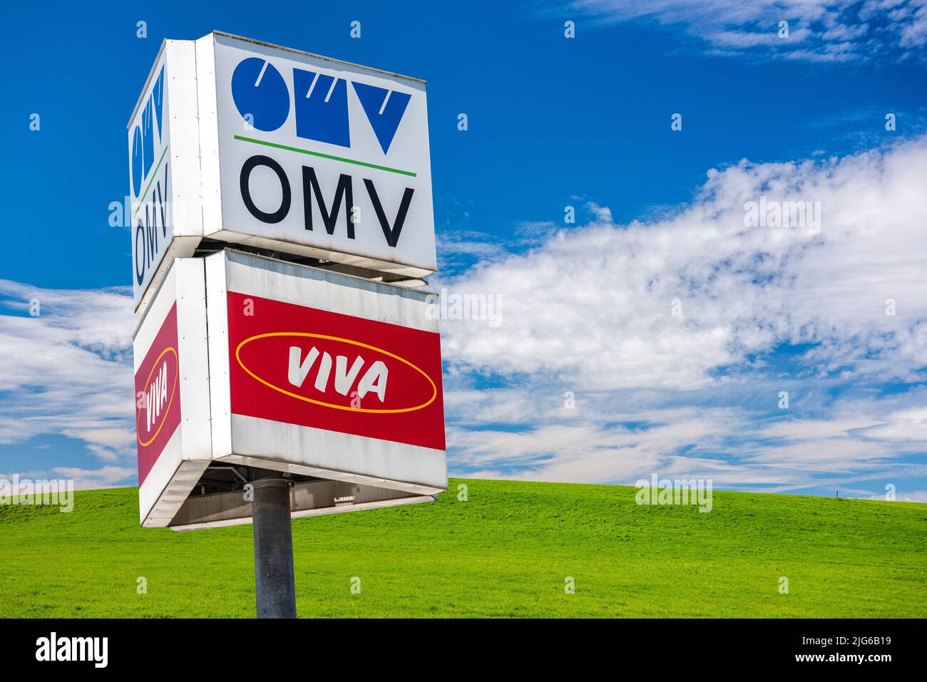 Werbeschild der OMV Tankstelle Foto Stock