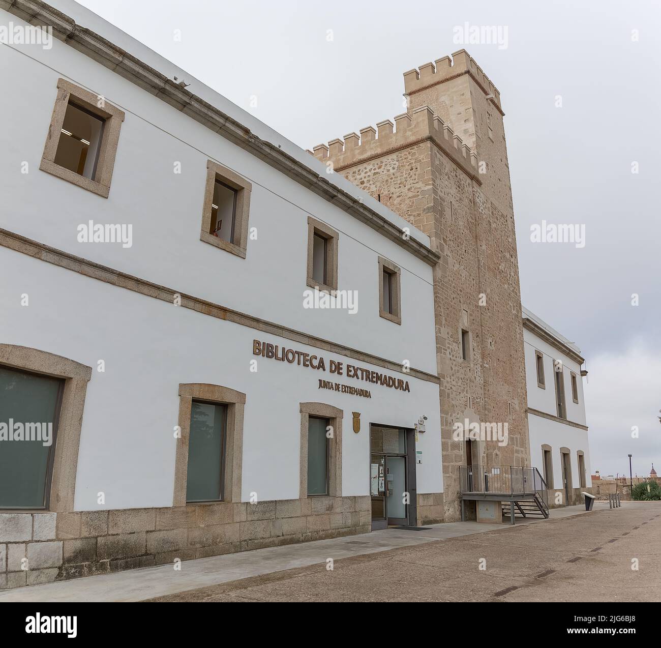 Badajoz Spagna - 09 17 2021: Vista sulla facciata esterna della biblioteca pubblica, Biblioteca de Extremadura, su Plazuela de Ibn Marwan, all'interno del Foto Stock