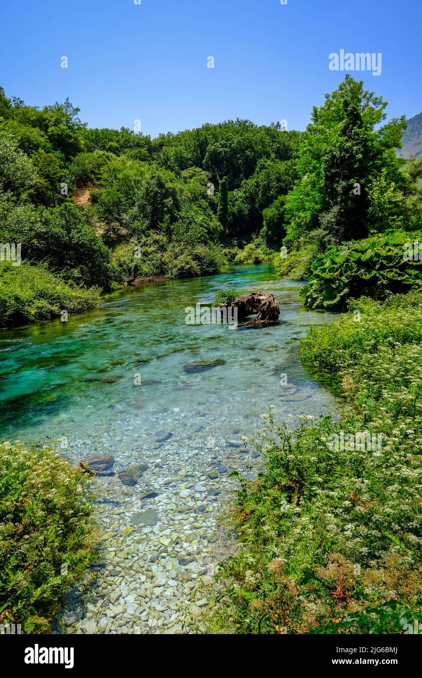 Nessuno, abbandonato, Syri i Kaltër, OCCHIO BLU, Muzine, Muzina, primavera, sorgente carsica, sorgente d'acqua, vaso primaverile, Vista, QF, paesaggio, Albania, Europa, Sout Foto Stock