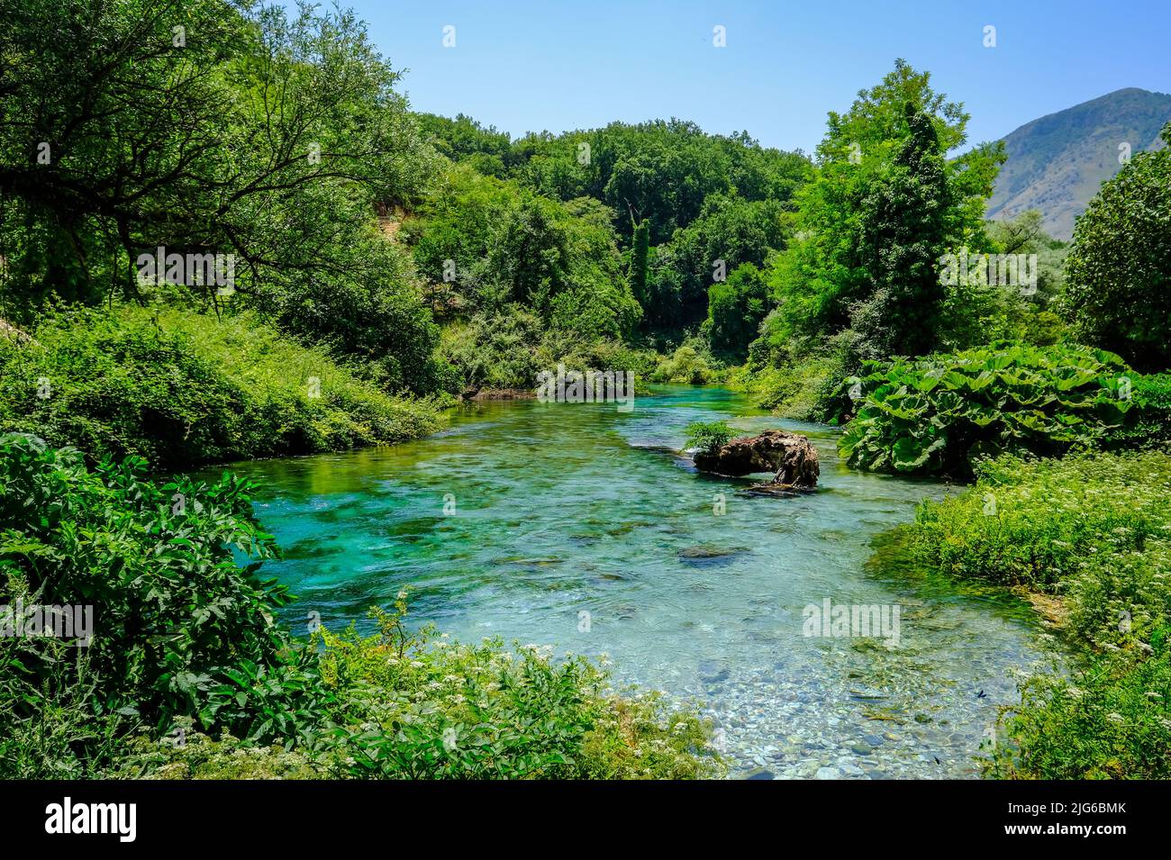 Nessuno, abbandonato, Syri i Kaltër, OCCHIO BLU, Muzine, Muzina, primavera, sorgente carsica, sorgente d'acqua, vaso primaverile, Vista, QF, paesaggio, Albania, Europa, Sout Foto Stock