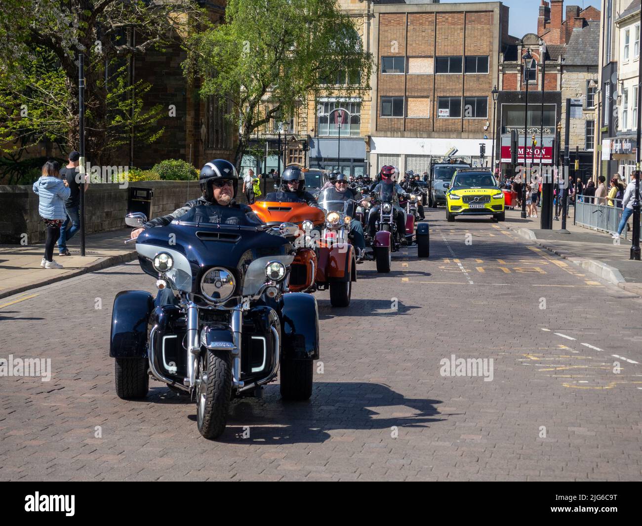 Una processione di moto Harley Davidson, centro città, Northampton, Regno Unito; parte di un evento annuale di fascino Foto Stock