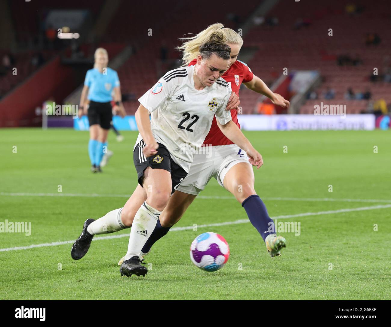 SOUTHAMPTON INGHILTERRA - LUGLIO 07 : Abbie Magee (Linfield) dell'Irlanda del Nord assume Anna Langas Josendal di Norvegia durante il campione europeo delle Donne Foto Stock