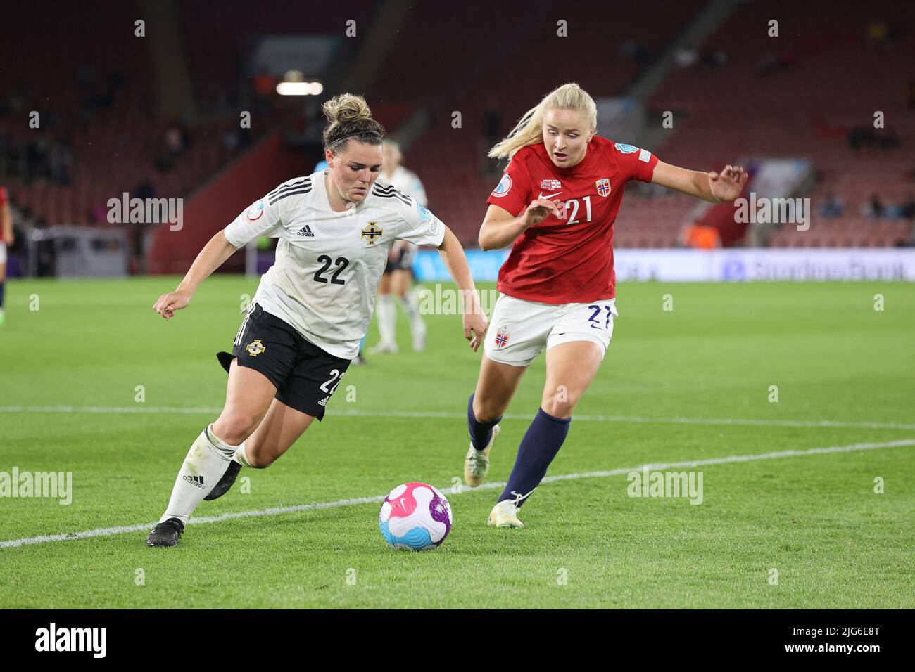 SOUTHAMPTON INGHILTERRA - LUGLIO 07 : Abbie Magee (Linfield) dell'Irlanda del Nord assume Anna Langas Josendal di Norvegia durante il campione europeo delle Donne Foto Stock