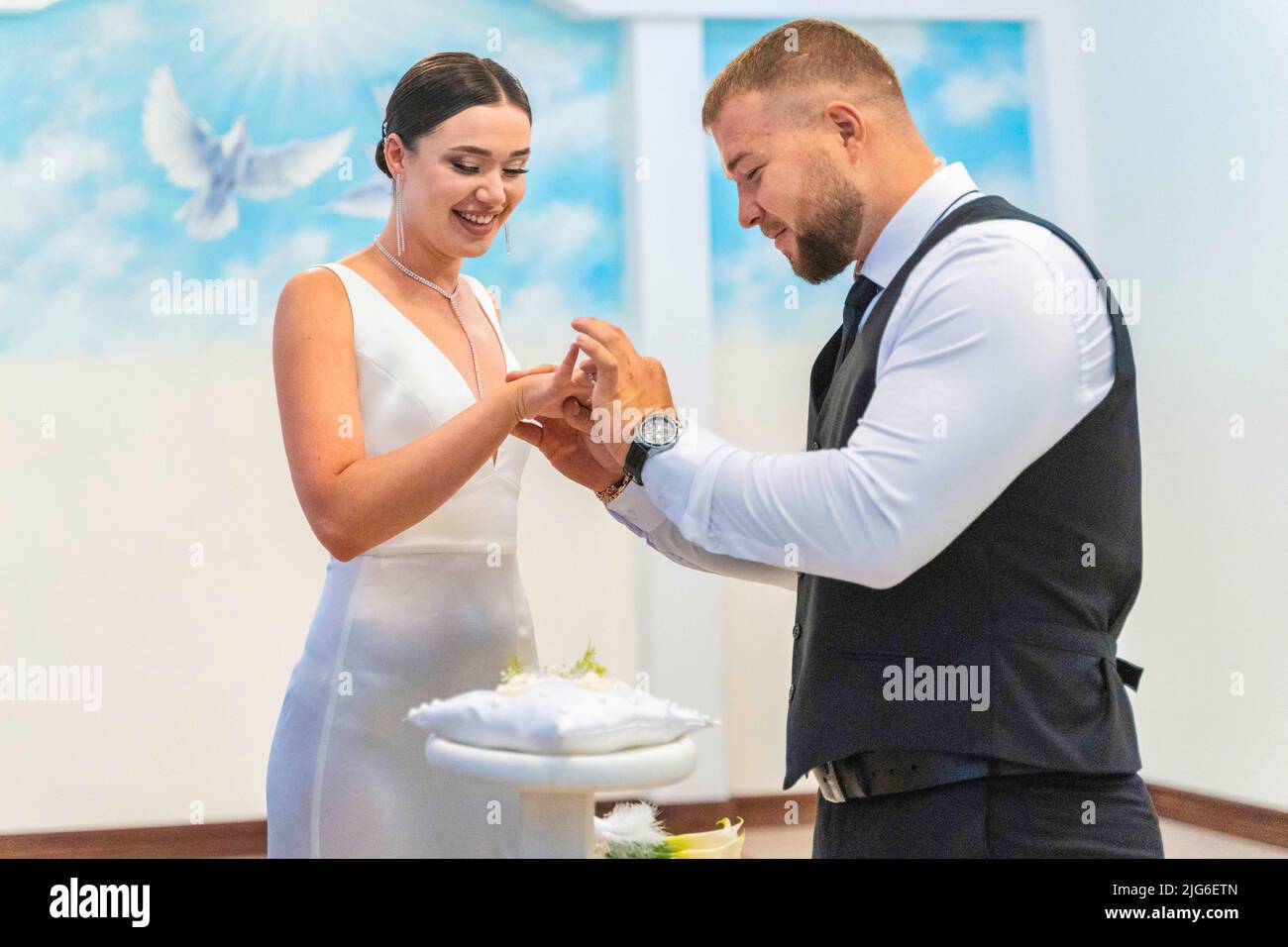 Vladivostok, Russia. 8th luglio 2022. Una coppia giovane si scambiano gli anelli di nozze al registro di nozze in Vladivostok, Russia, 8 luglio 2022. Il 8 luglio è la Giornata della famiglia, dell'amore e della lealtà della Russia. Molti giovani scelgono di sposarsi in questo giorno. Credit: Guo Feizhou/Xinhua/Alamy Live News Foto Stock