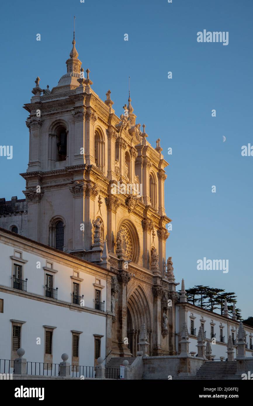 Monastero di Alcobaca al tramonto. Era una delle sette meraviglie del Portogallo nel 2007 Foto Stock