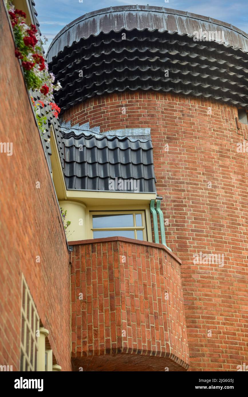 Amsterdam, Paesi Bassi. Giugno 2022. Vista del caratteristico edificio residenziale in mattoni nello stile della Scuola di Amsterdam a Spaarndammerbuurt, Amster Foto Stock