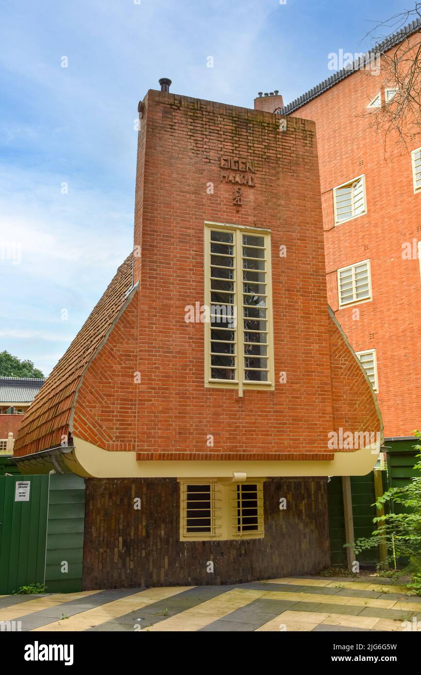 Amsterdam, Paesi Bassi. Giugno 2022. Vista del caratteristico edificio residenziale in mattoni nello stile della Scuola di Amsterdam a Spaarndammerbuurt, Amster Foto Stock