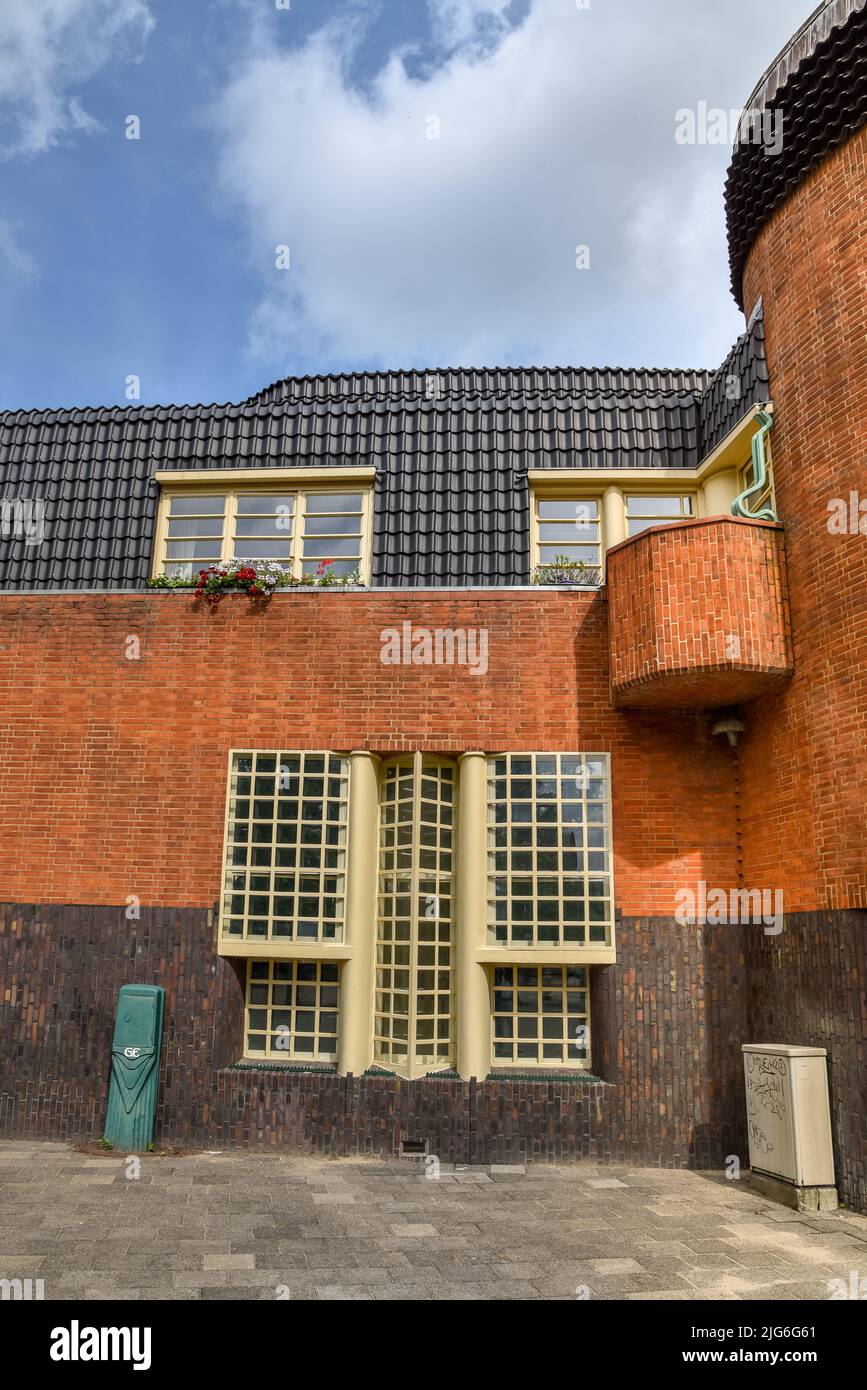 Amsterdam, Paesi Bassi. Giugno 2022. Vista del caratteristico edificio residenziale in mattoni nello stile della Scuola di Amsterdam a Spaarndammerbuurt, Amster Foto Stock