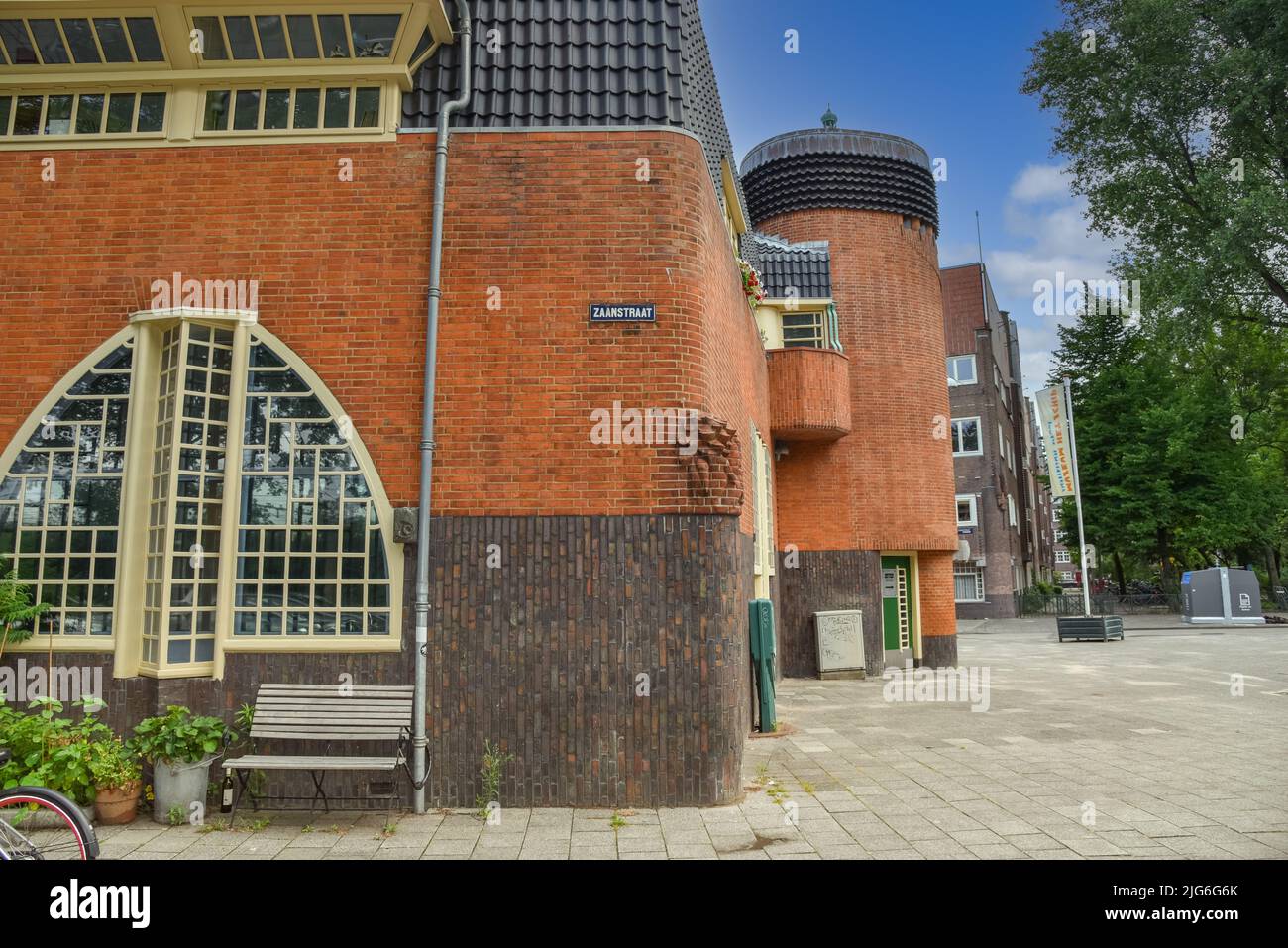 Amsterdam, Paesi Bassi. Giugno 2022. Vista del caratteristico edificio residenziale in mattoni nello stile della Scuola di Amsterdam a Spaarndammerbuurt, Amster Foto Stock