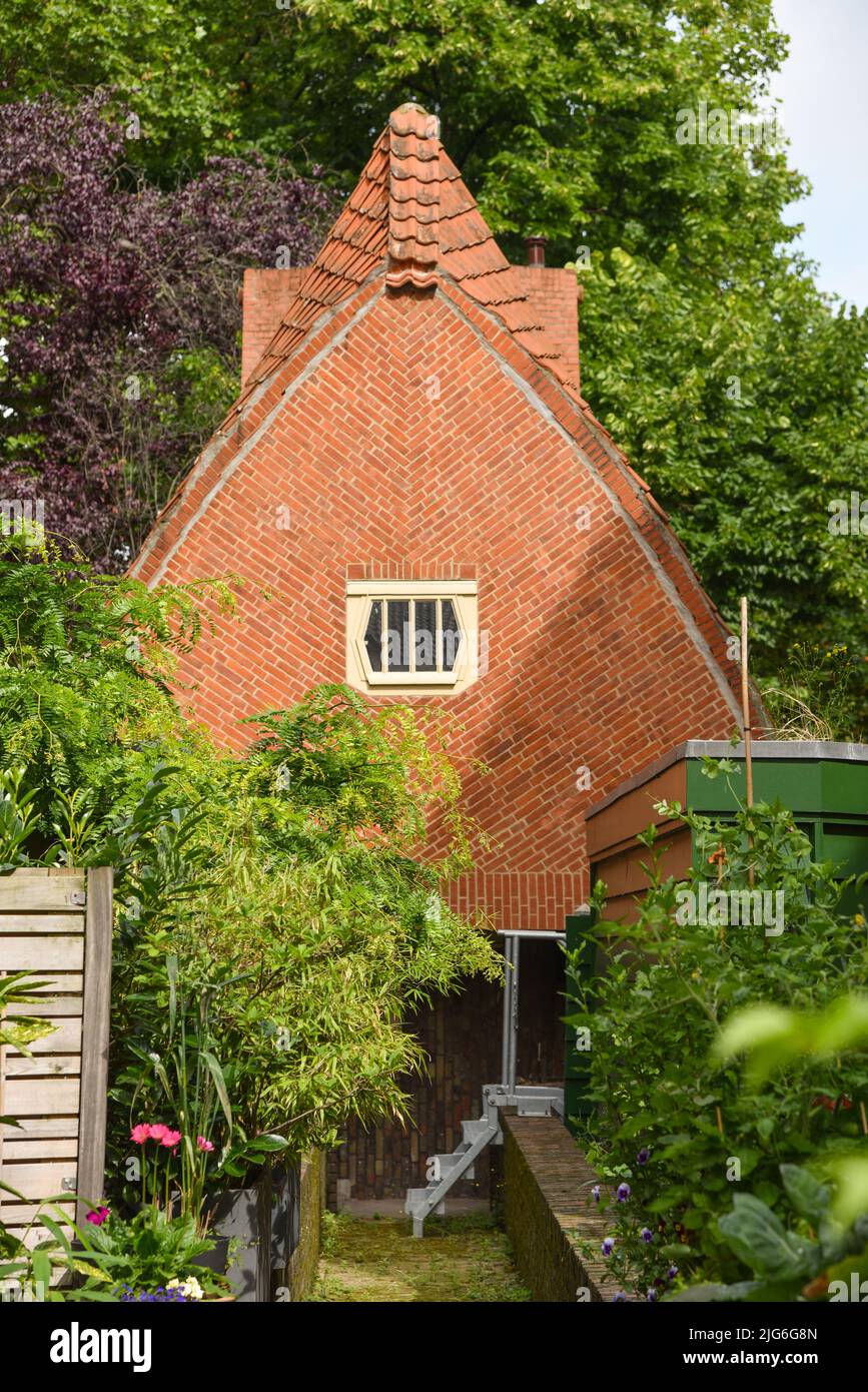 Amsterdam, Paesi Bassi. Giugno 2022. Vista del caratteristico edificio residenziale in mattoni nello stile della Scuola di Amsterdam a Spaarndammerbuurt, Amster Foto Stock