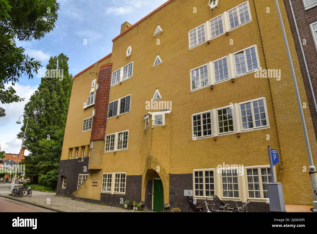Amsterdam, Paesi Bassi. Giugno 2022. Vista del caratteristico edificio residenziale in mattoni nello stile della Scuola di Amsterdam a Spaarndammerbuurt, Amster Foto Stock