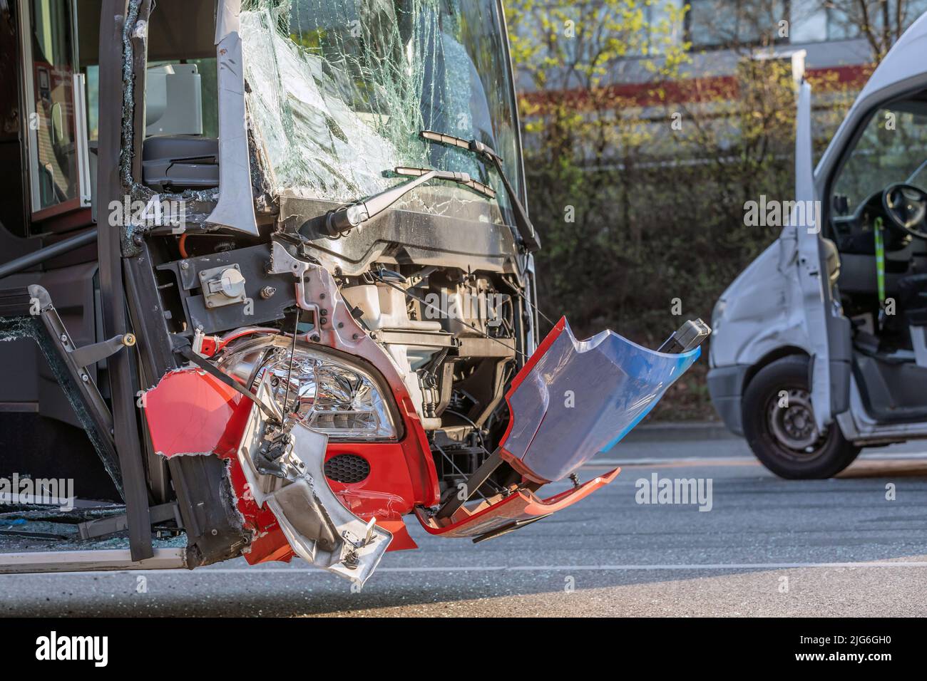 incidente stradale tra autobus regolare e furgone Foto Stock