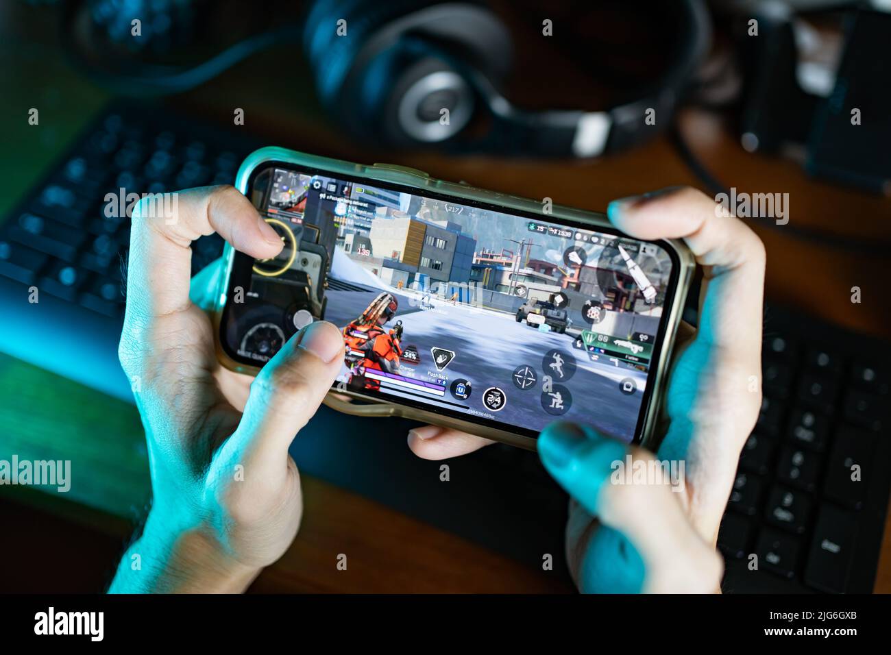 Bangkok, Thailandia - 5 luglio 2022: Giocatore che gioca a Apex Legends Mobile game su iPhone 13. Foto Stock