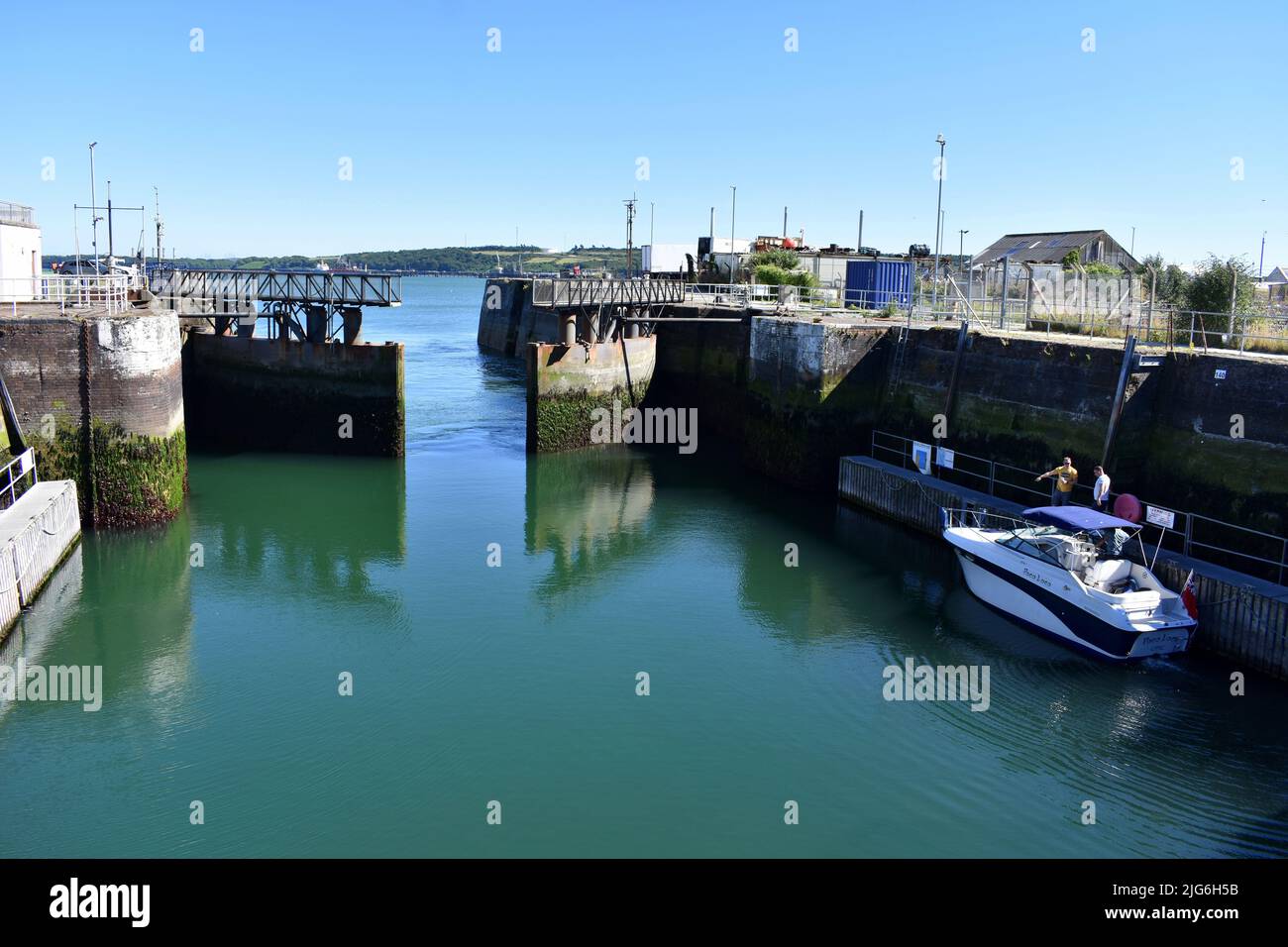 Motoscafo in attesa che i cancelli di Milford Haven si aprano, porto di Milford Haven, Pembrokeshire, Galles Foto Stock