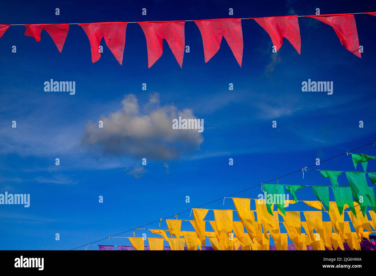 bandiere colorate decorative di festa junina in brasile Foto Stock