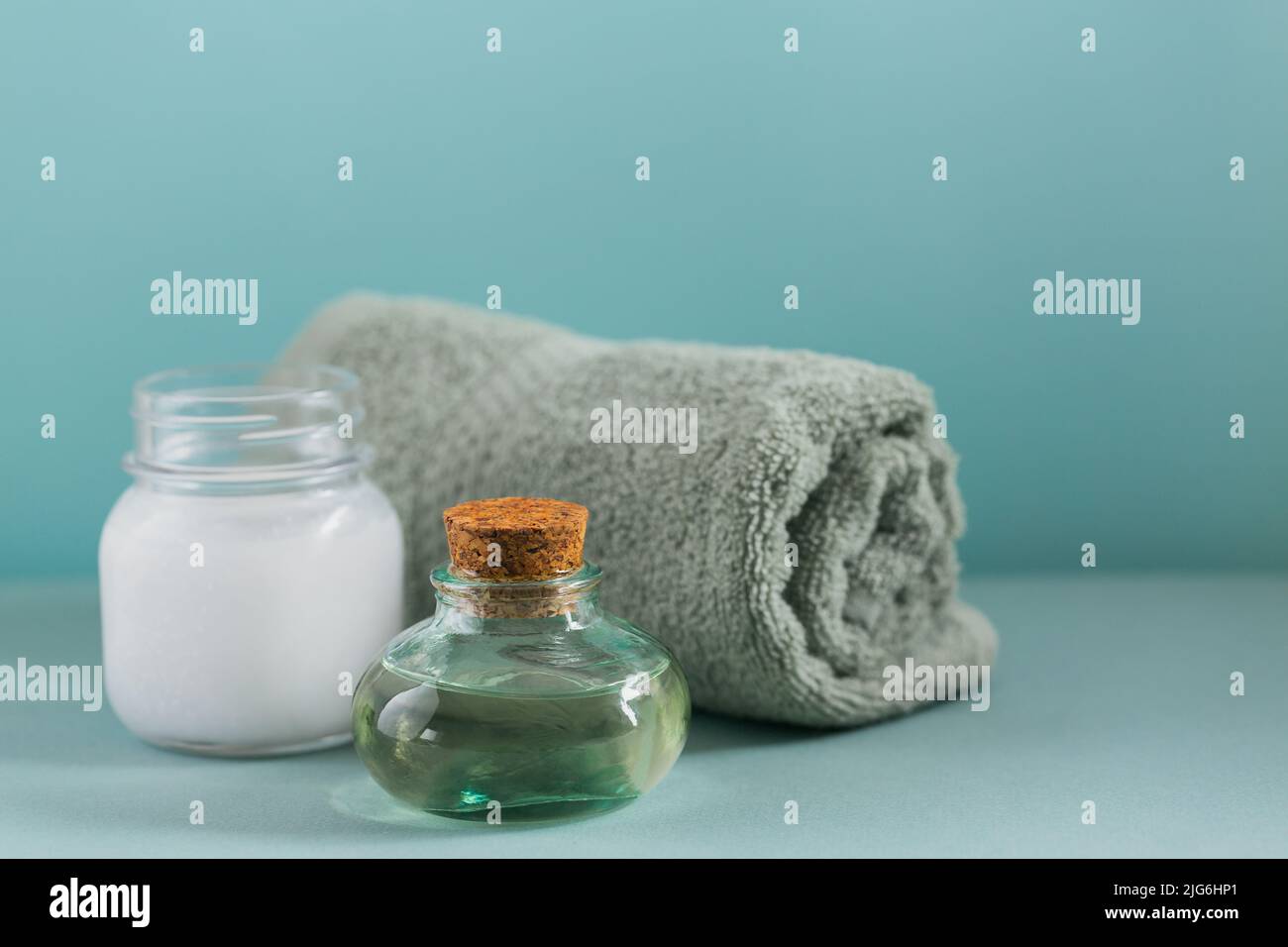 Composizione con olio di cocco naturale organico crema corpo cosmetica Foto Stock