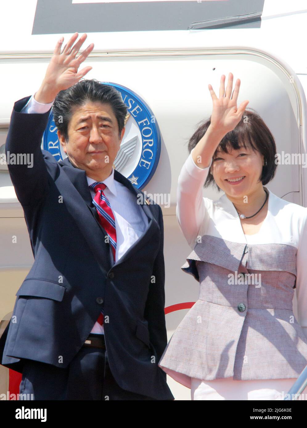 FOTO DELL'ARCHIVIO: L'ex primo ministro giapponese Shinzo Abe - 17 aprile 2018, Tokyo, Giappone - il primo ministro giapponese Shinzo Abe (L), accompagnato dalla moglie Akie (R), lascia l'aeroporto internazionale di Tokyo per gli Emirati Arabi Uniti (UAE) a Tokyo domenica 29 aprile 2018. ABE si trasferirà in Medio Oriente durante le vacanze della settimana d'oro del Giappone. (Foto di Yoshio Tsunoda/AFLO Foto Stock