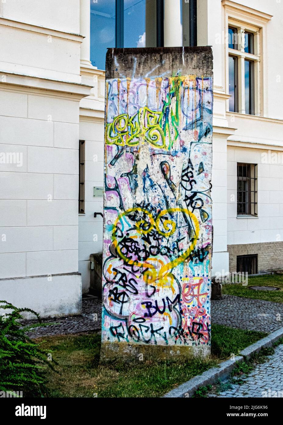 Sezione dell'ex muro di Berlino fuori da Villa Schoningen, villa del 19th secolo vicino allo storico ponte Glienicke, Berliner strasse, Potsdam Foto Stock