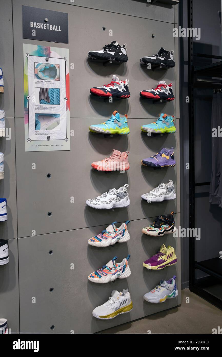 Una colorata esposizione di scarpe da basket Adidas in esposizione presso il negozio Adidas a Broadway a Greenwich, New York. Sono avallati dalle migliori stelle NBA. Foto Stock