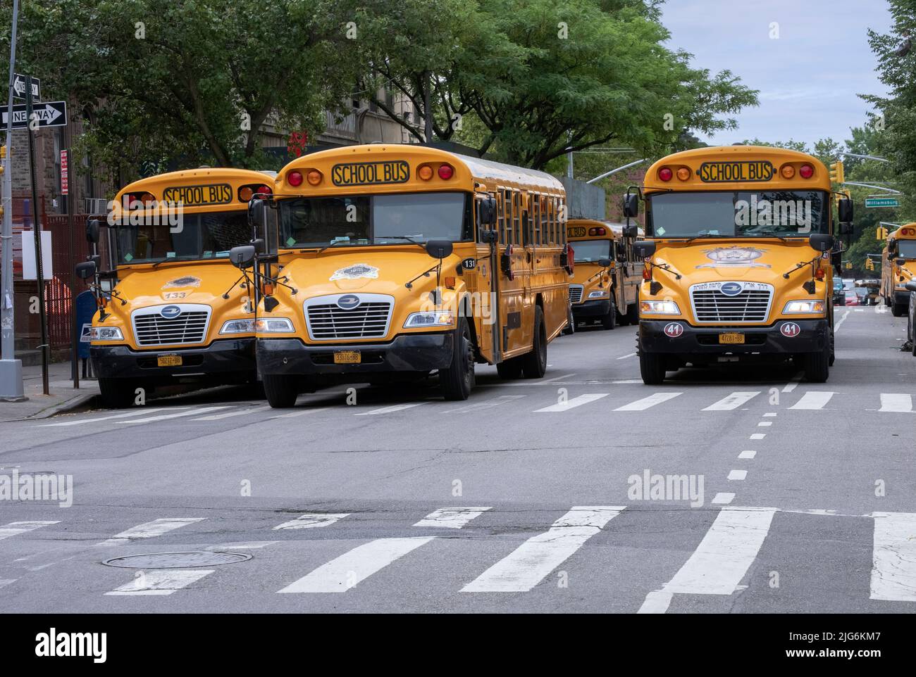 A Williamsburg, Brooklyn, gli autobus scolastici dei gruppi ebraici ortodossi trasportano i bambini nei campi diurni delle scuole. Estate 2022, New York City. Foto Stock