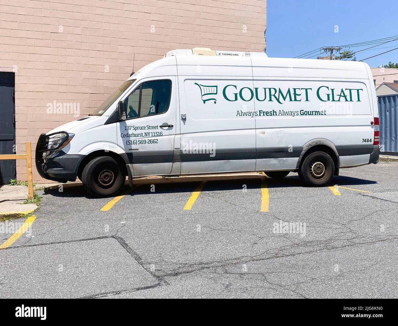 Il furgone di consegna per Gourmet Glatt, un supermercato Kosher a Woodmere, Long Island, New York, un'area con una grande popolazione ebraica ortodossa. Foto Stock