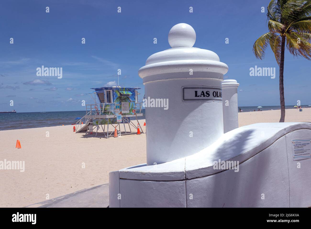 Ingresso alla spiaggia di Los Olas con bagnino n. 6 sullo sfondo, Fort Lauderdale, Florida Foto Stock