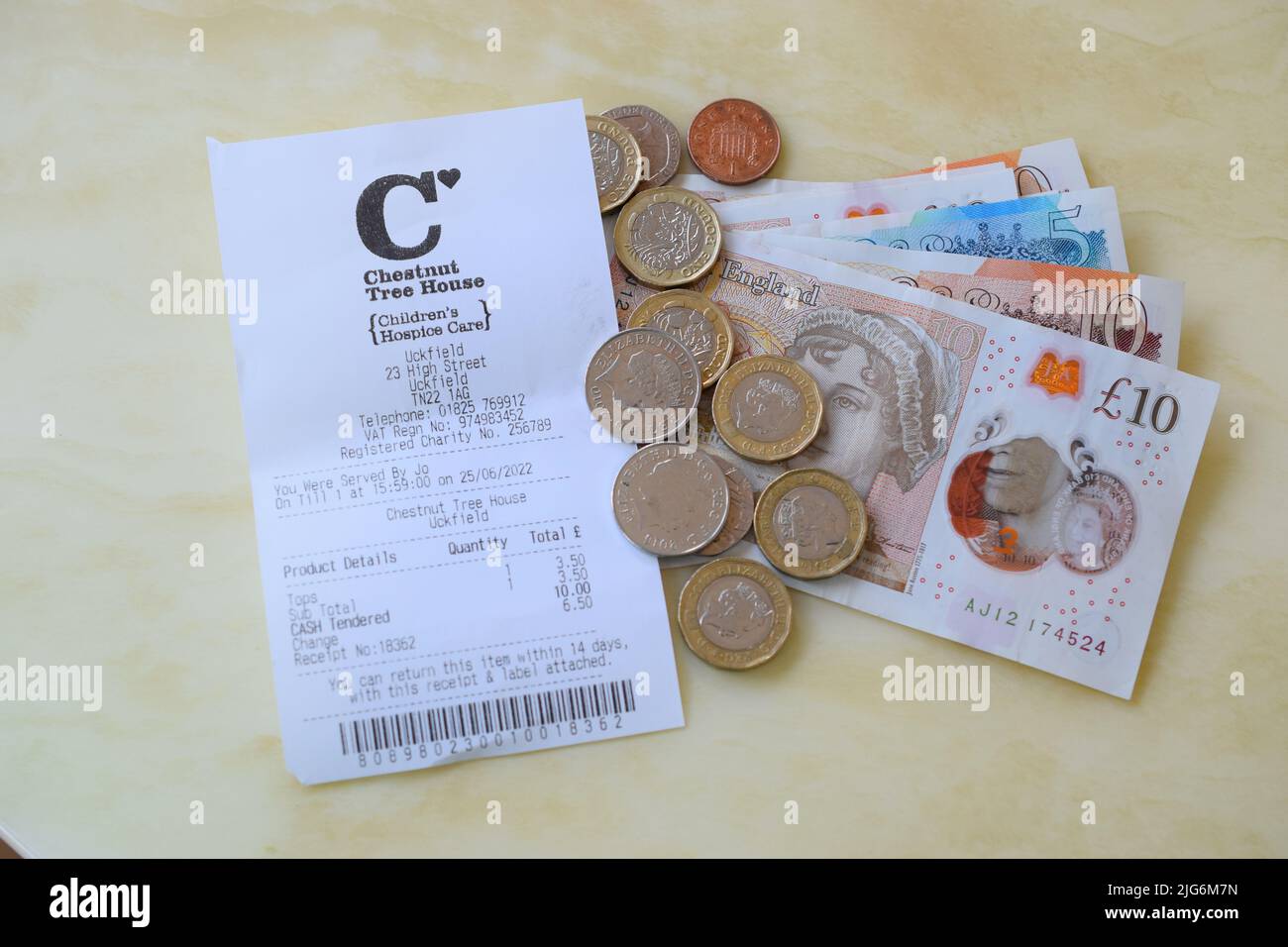 Assistenza bambini ospizio negozio di carità fino al ricevimento e denaro britannico. Foto Stock
