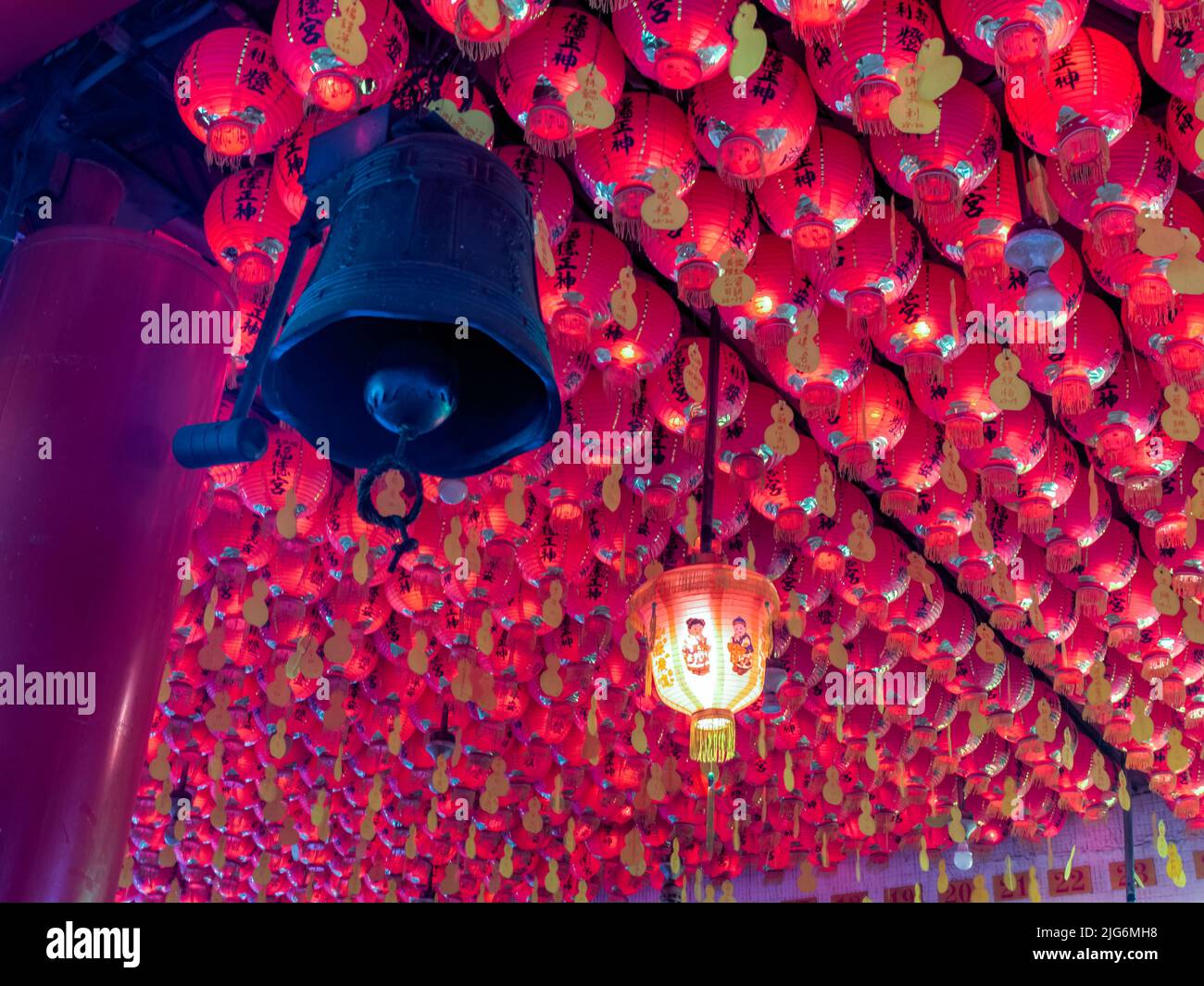 Tamsui, Taiwan - Ottobre 03, 2016: Rosso lanterne cinesi che pendevano dal soffitto Foto Stock