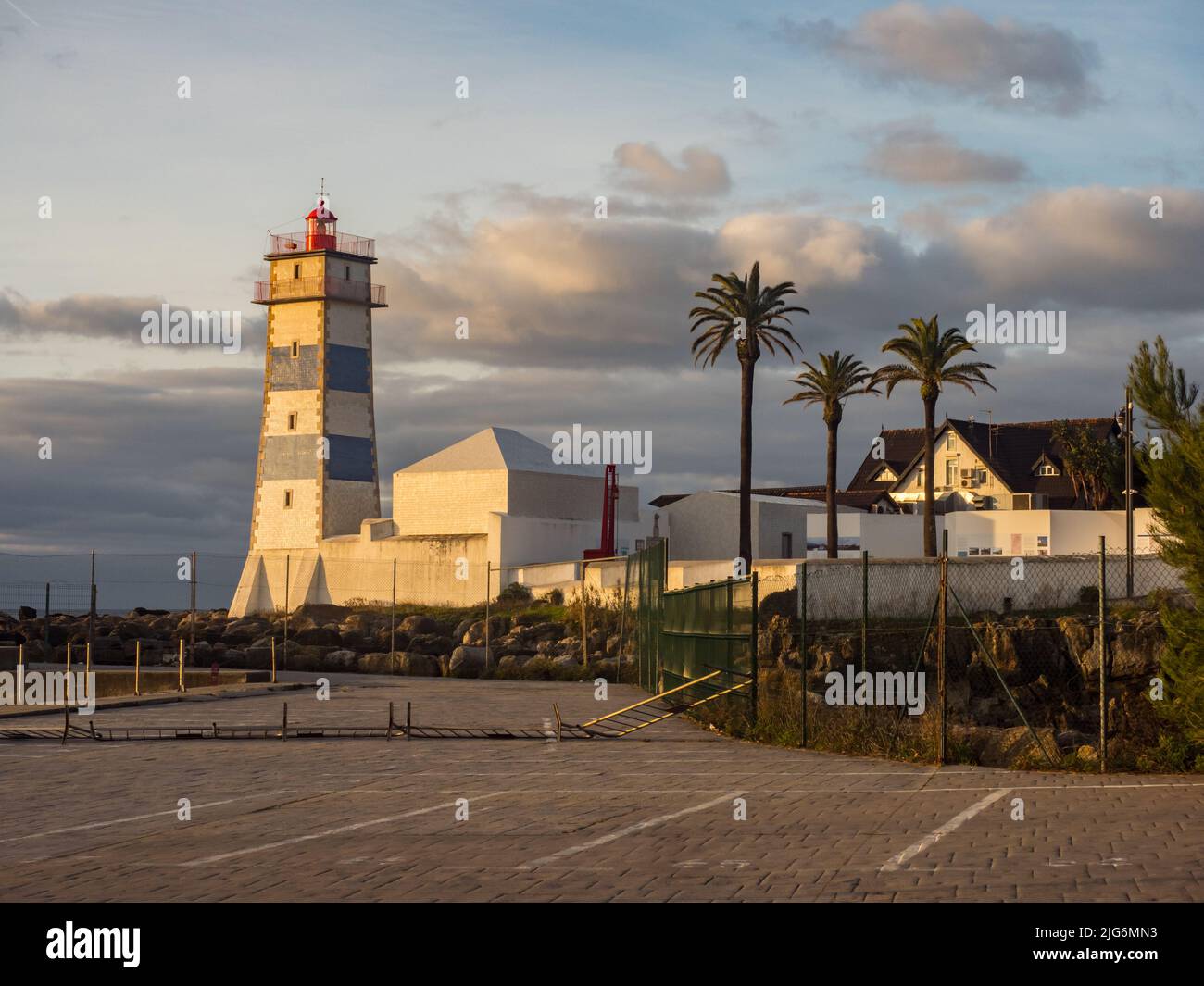 Vista all'alba del faro di Santa Marta a Cascais, Portogallo. Foto Stock