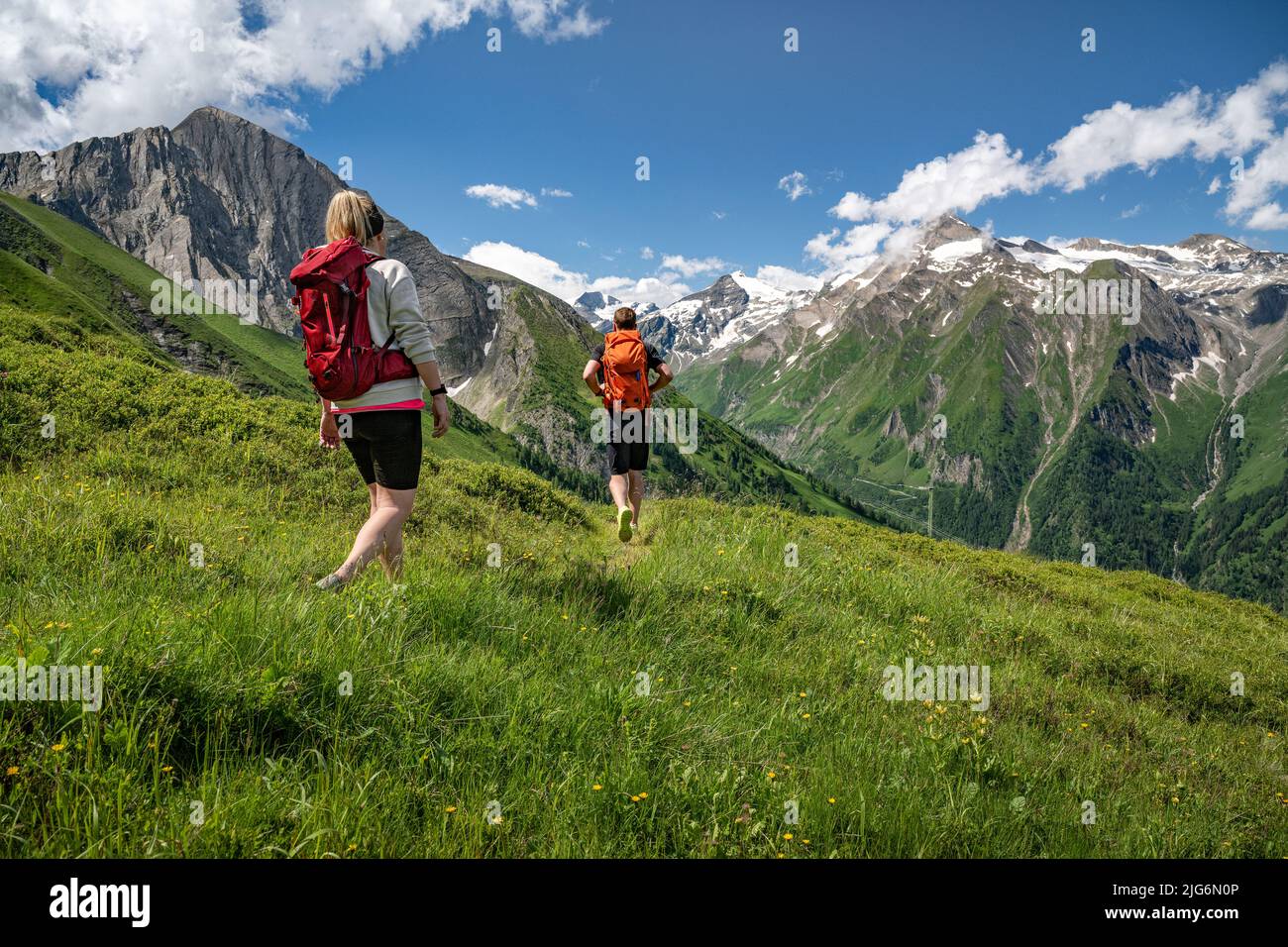 Estate in Austria, due escursioni con vista sul Tauern Hohe, Pinzgau, Salzburger Land, Austria, Europa Foto Stock