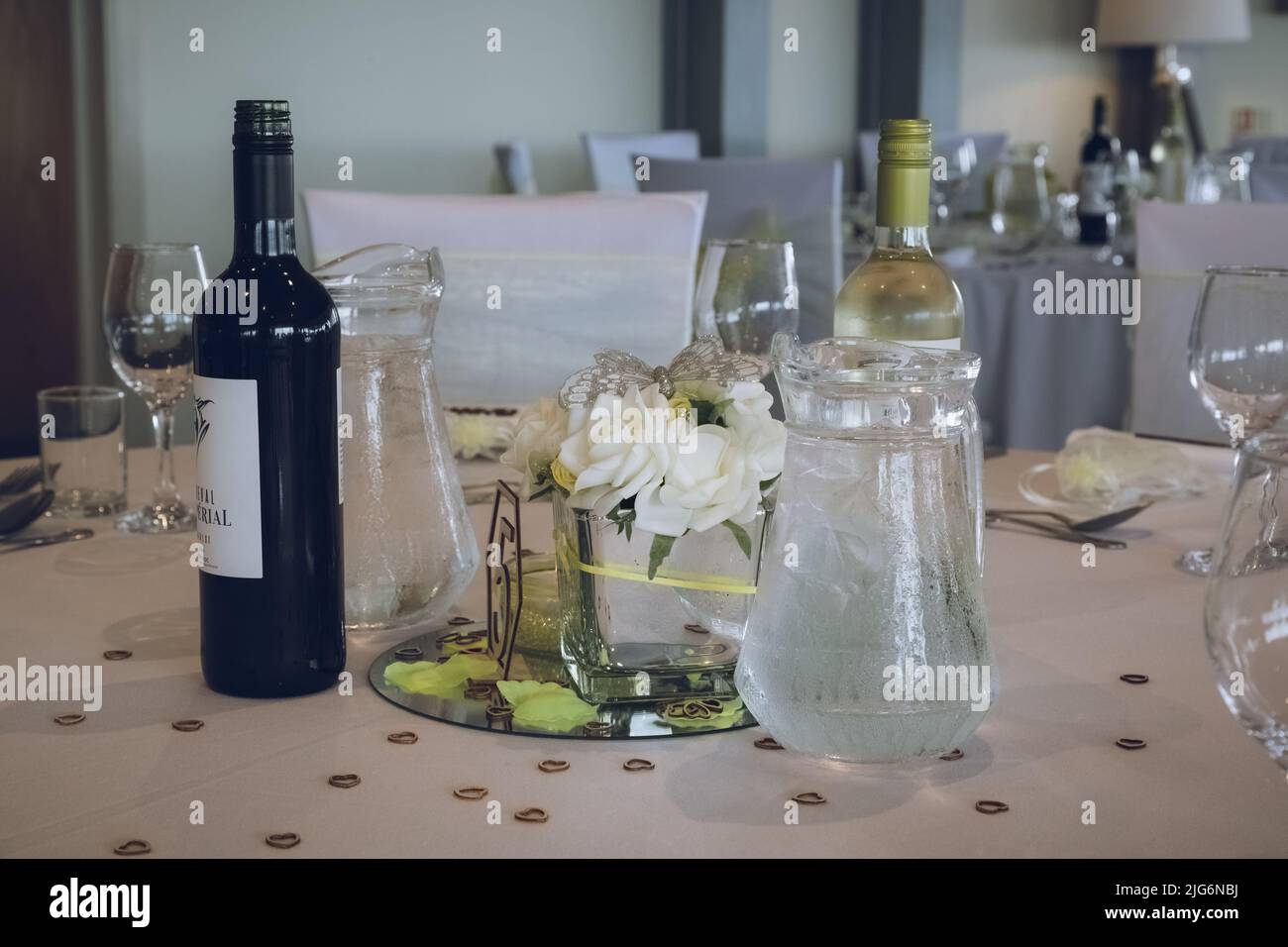 Un tavolo per una colazione nuziale con vino e acqua e decorazioni da tavolo Foto Stock