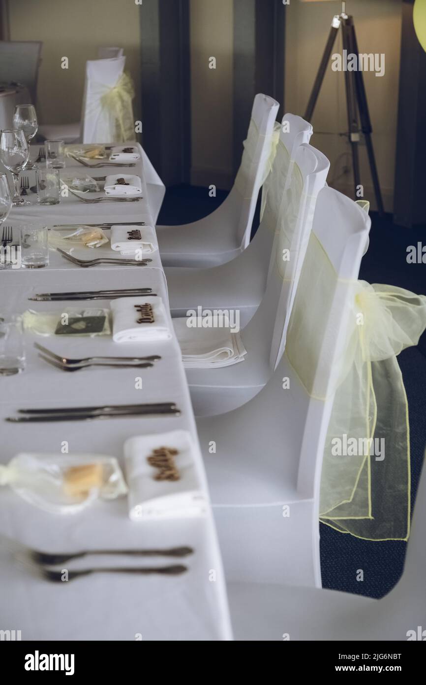 Un tavolo da nozze disposto prima di una colazione di nozze Foto Stock