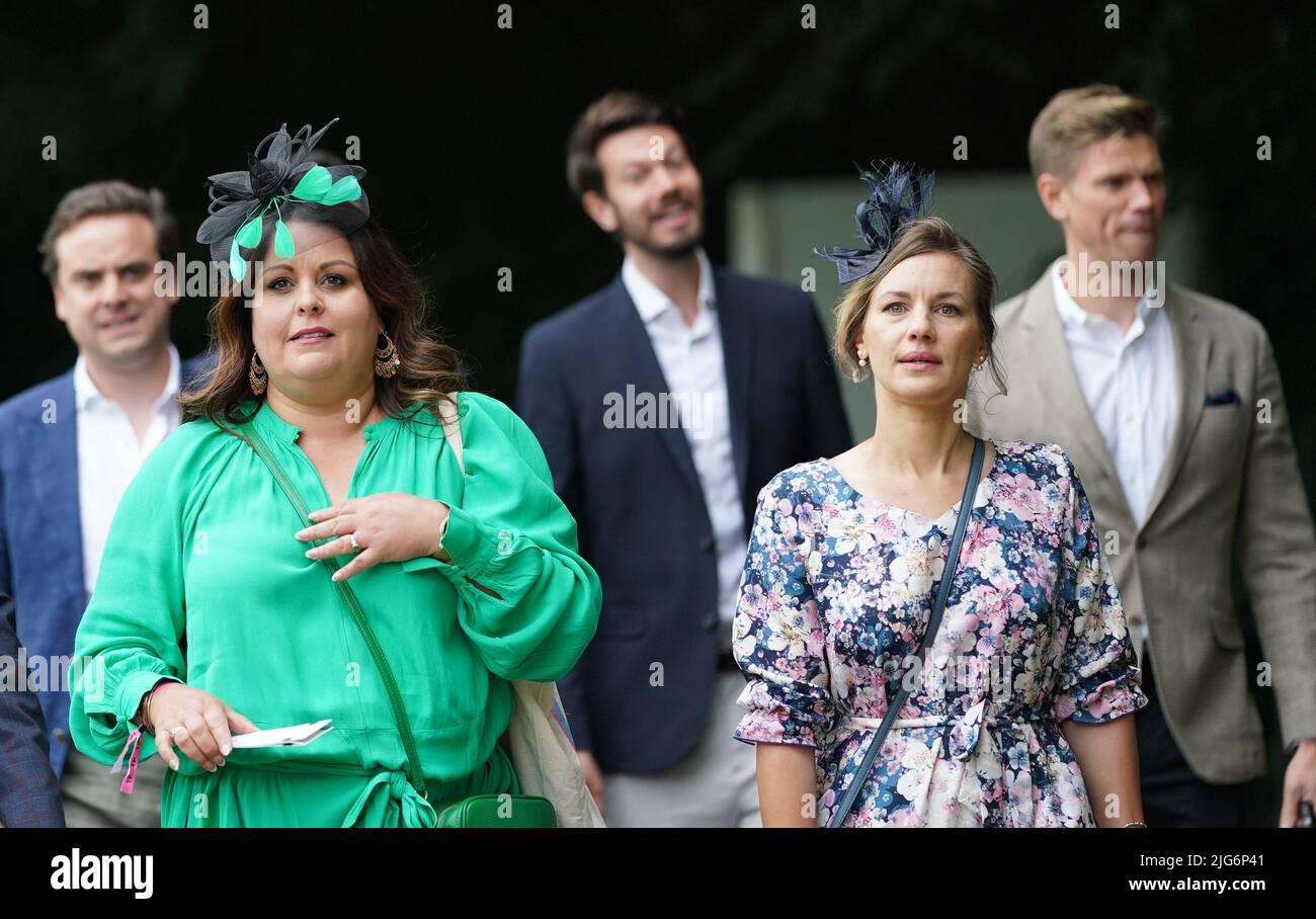 I Racegoers arrivano per il Festival Venerdì del Moet e Chandon Festival di luglio a Newmarket racecourse, Suffolk. Data foto: Venerdì 8 luglio 2022. Foto Stock