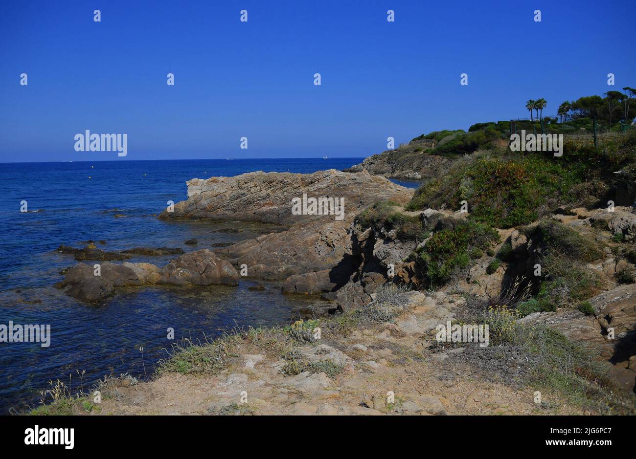 La mitica spiaggia di Pampelonne è il gioiello della corona di St-Tropez, anche se la posizione attuale è Ramatuelle, Francia. Quasi cinque chilometri di sabbia bianca e fine separano il mare Mediterraneo da acri di dune coperte di macchia. E' un sito di notevole bellezza naturale che offre uno sfondo rurale alla scena di festa sulla spiaggia più glamour del mondo. Foto di Christian Liewig/ABACAPRESS.COM Foto Stock