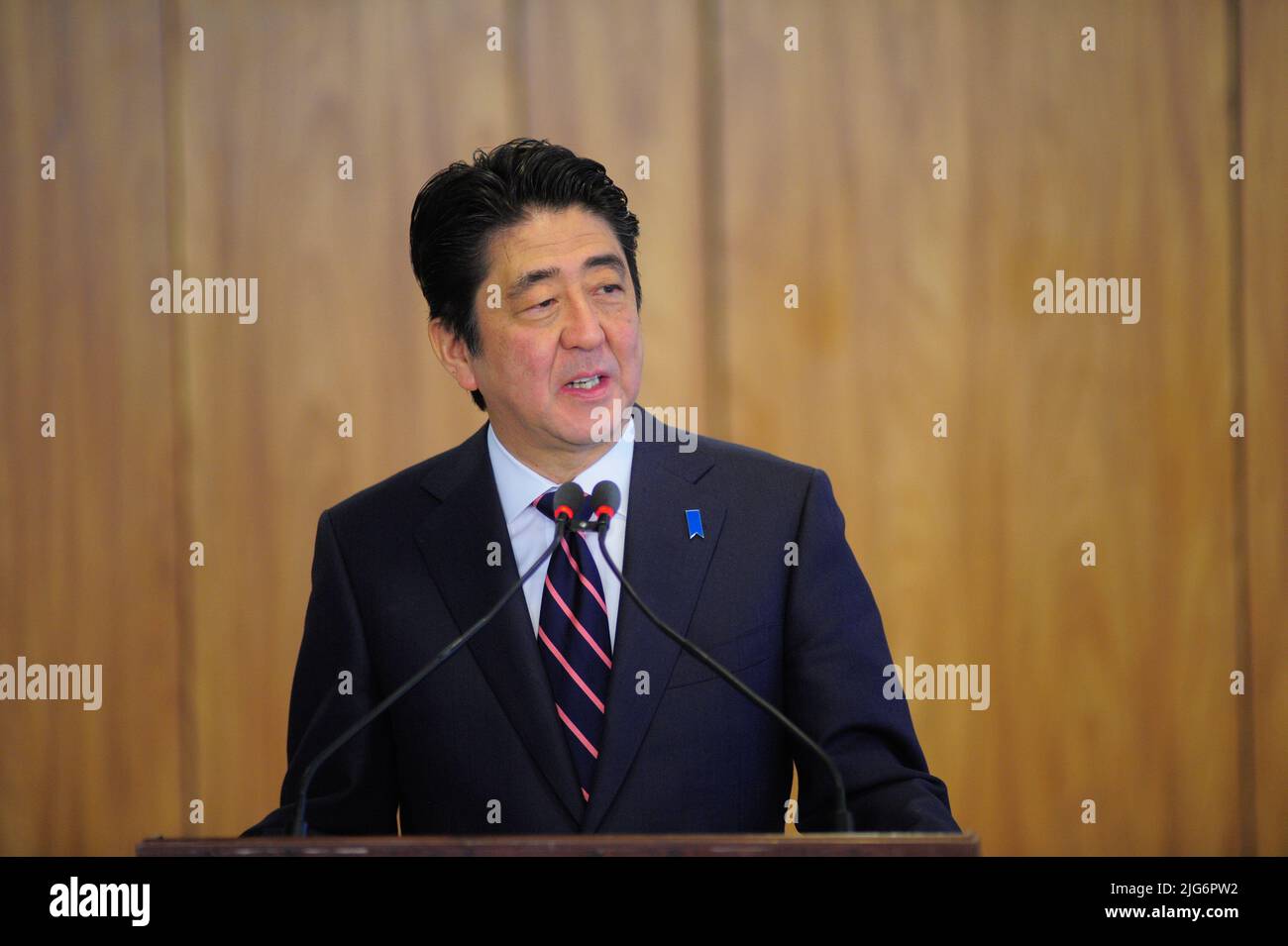 ***ATTENTION EDITOR FILE PHOTO FROM 01.08.2014 - Brasília, DF, 01.08.2014 - DEATH-SHINZO ABE - l'allora primo Ministro del Giappone, Shinzo Abe, è ricevuto dall'allora presidente del Brasile Dilma Rousseff a Palácio do Planalto, a Brasília, questo Venerdì, 1st. Venerdì 08 luglio 2022 muore l'ex primo ministro Shinzo Abe dopo essere stato ucciso in Giappone. L'ex primo ministro è stato colpito durante un discorso nella città occidentale di Nara. Un uomo è stato arrestato e un fucile è stato sequestrato. La morte ha sconvolto il Giappone, dove il controllo delle armi è rigoroso e casi simili sono molto rari. Credit: Brazil Photo Press/Alamy Live News Foto Stock