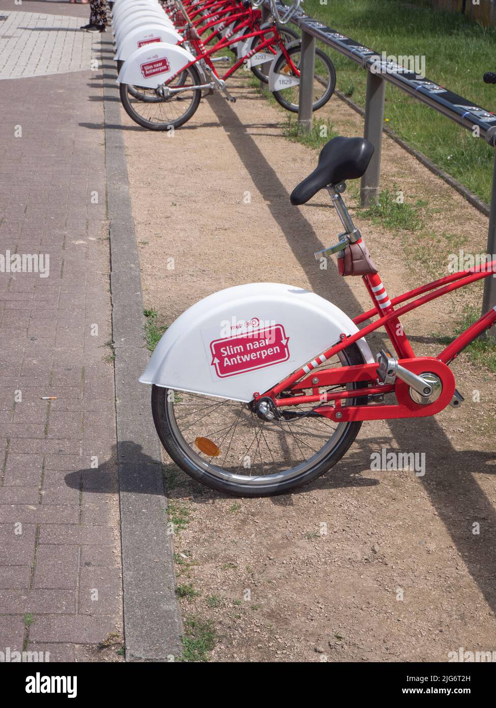 Anversa, Belgio, 02 luglio 2022, velo il sistema di condivisione delle biciclette di Anversa con l'iscrizione, intelligente per anversa Foto Stock