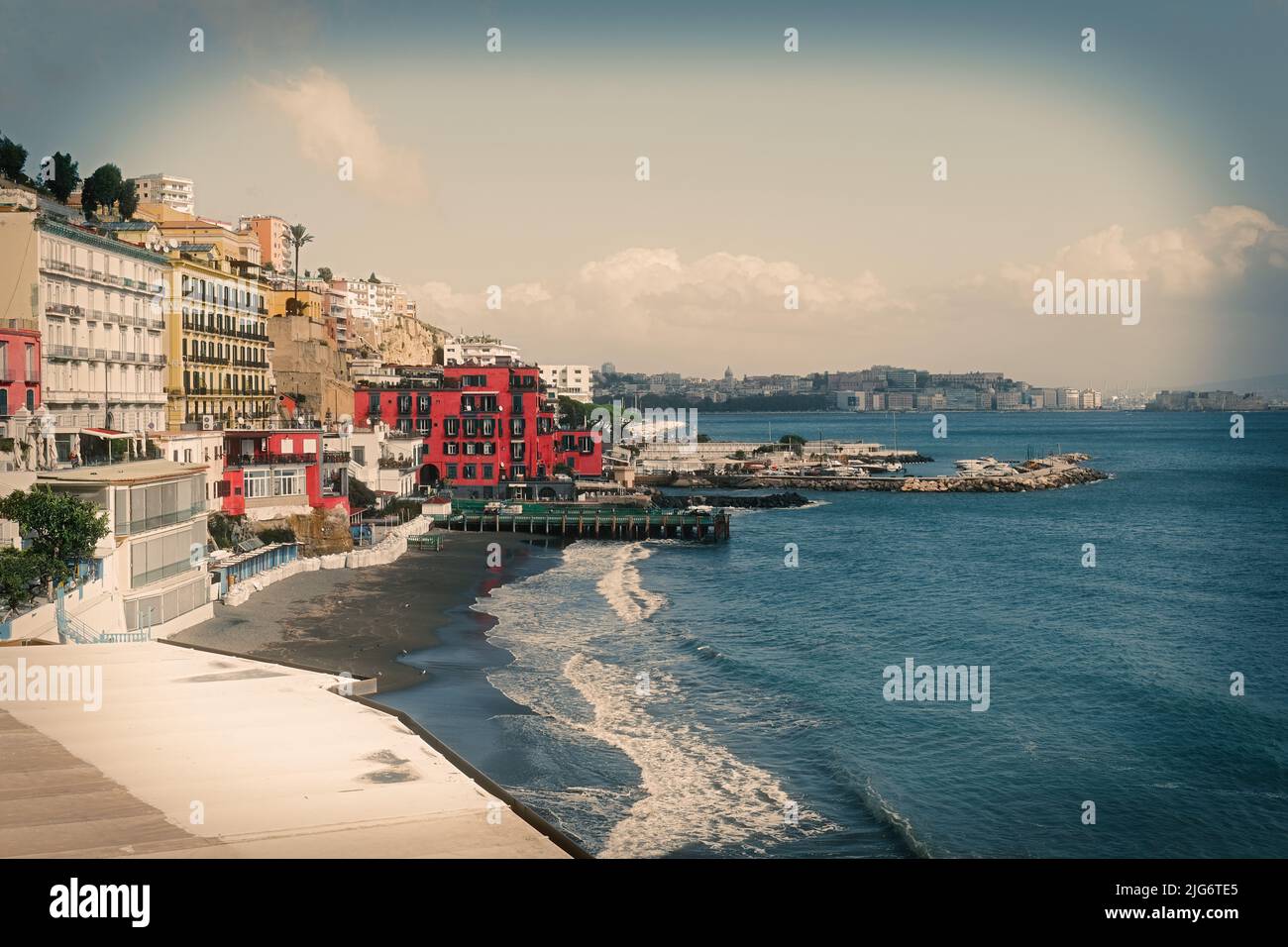 Paesaggio mozzafiato sulle rive del Mediterraneo, Mergellina lungomare nel golfo di Napoli. Foto Stock
