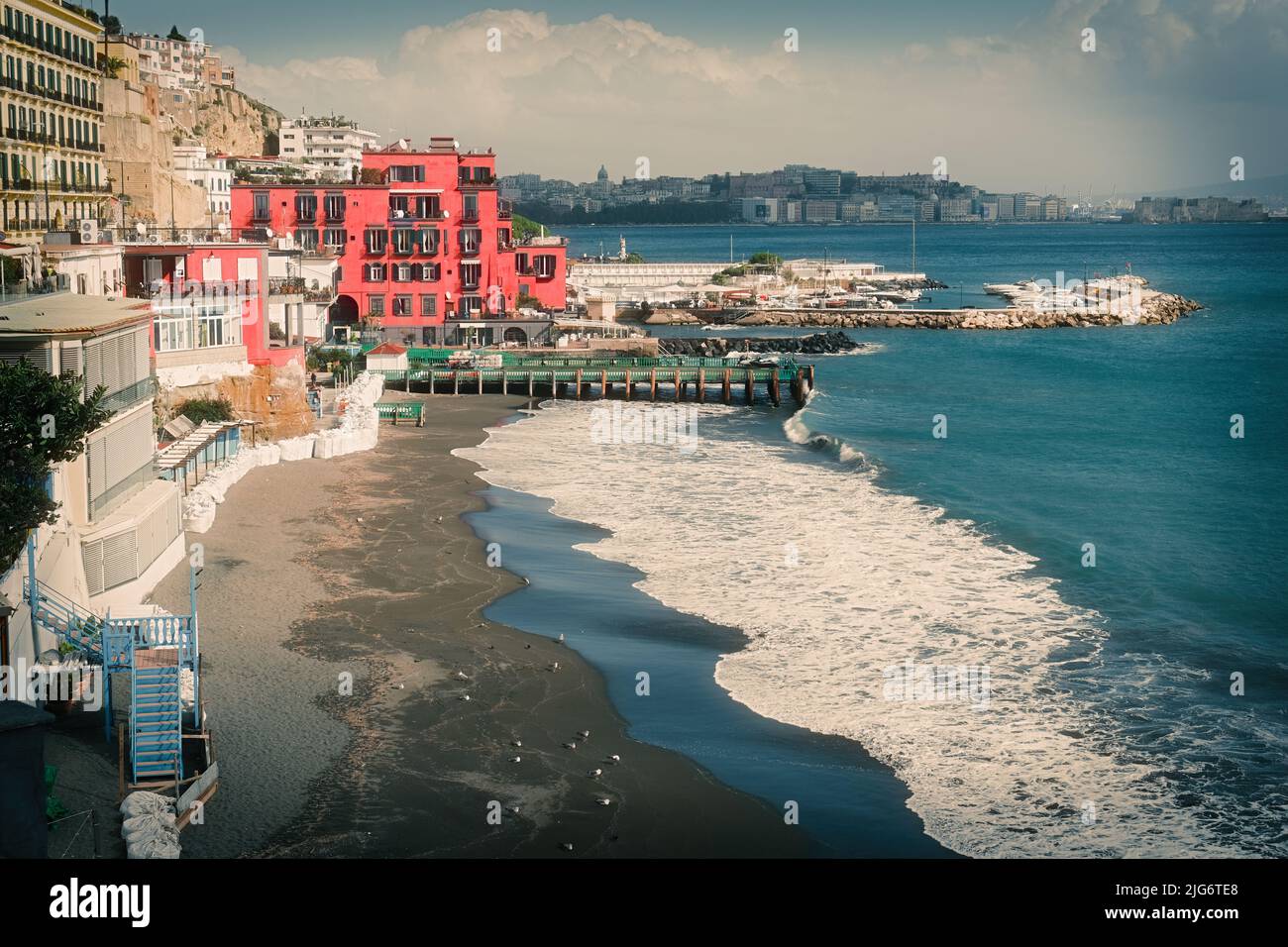 Paesaggio mozzafiato sulle rive del Mediterraneo, Mergellina lungomare nel golfo di Napoli. Foto Stock