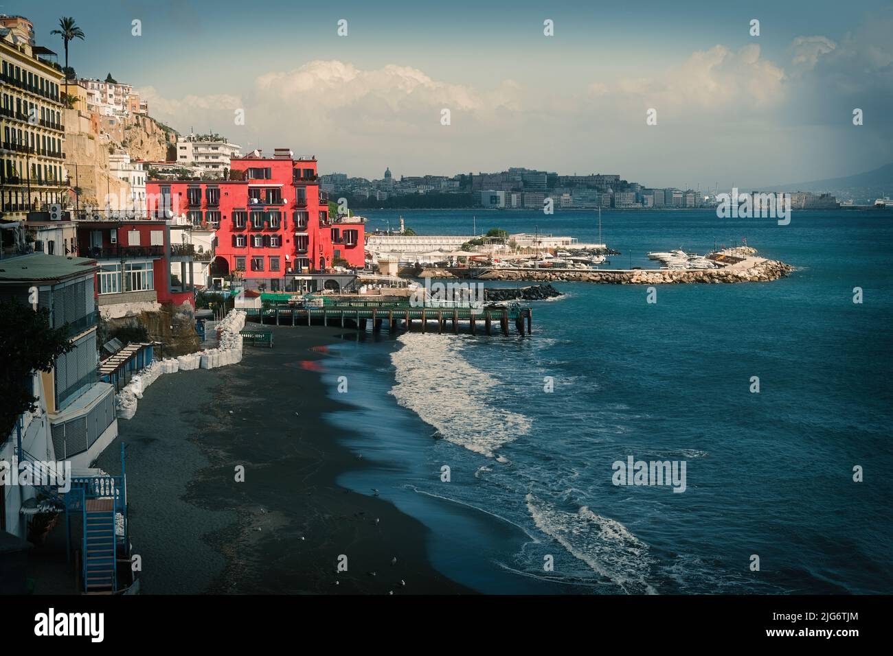 Paesaggio mozzafiato sulle rive del Mediterraneo, Mergellina lungomare nel golfo di Napoli. Foto Stock