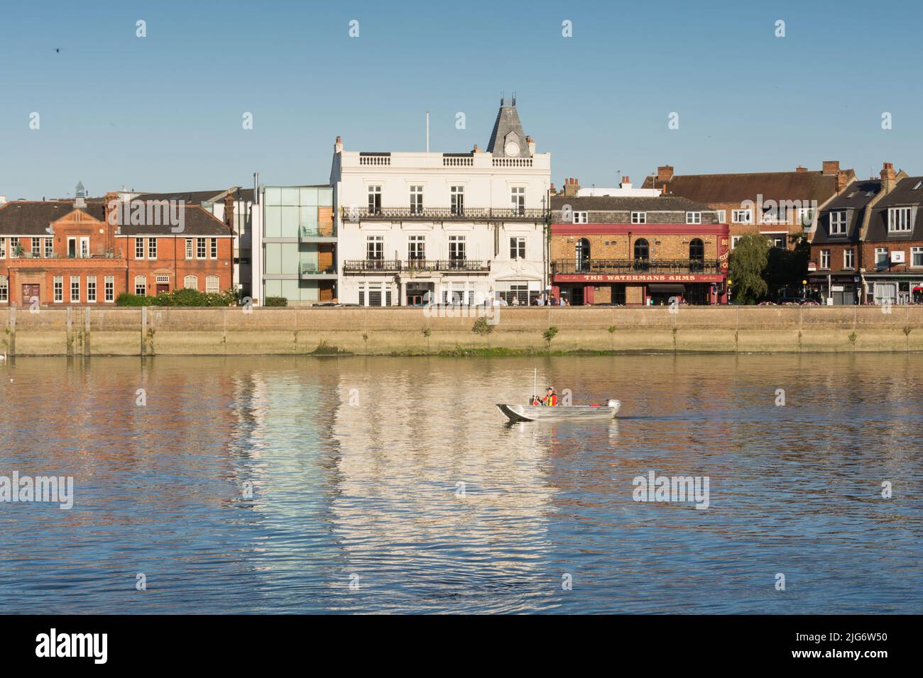 Le case pubbliche di The Bull's Head e Watermans Arms sulla terrazza a Barnes, Londra sud-occidentale, Inghilterra, Regno Unito Foto Stock