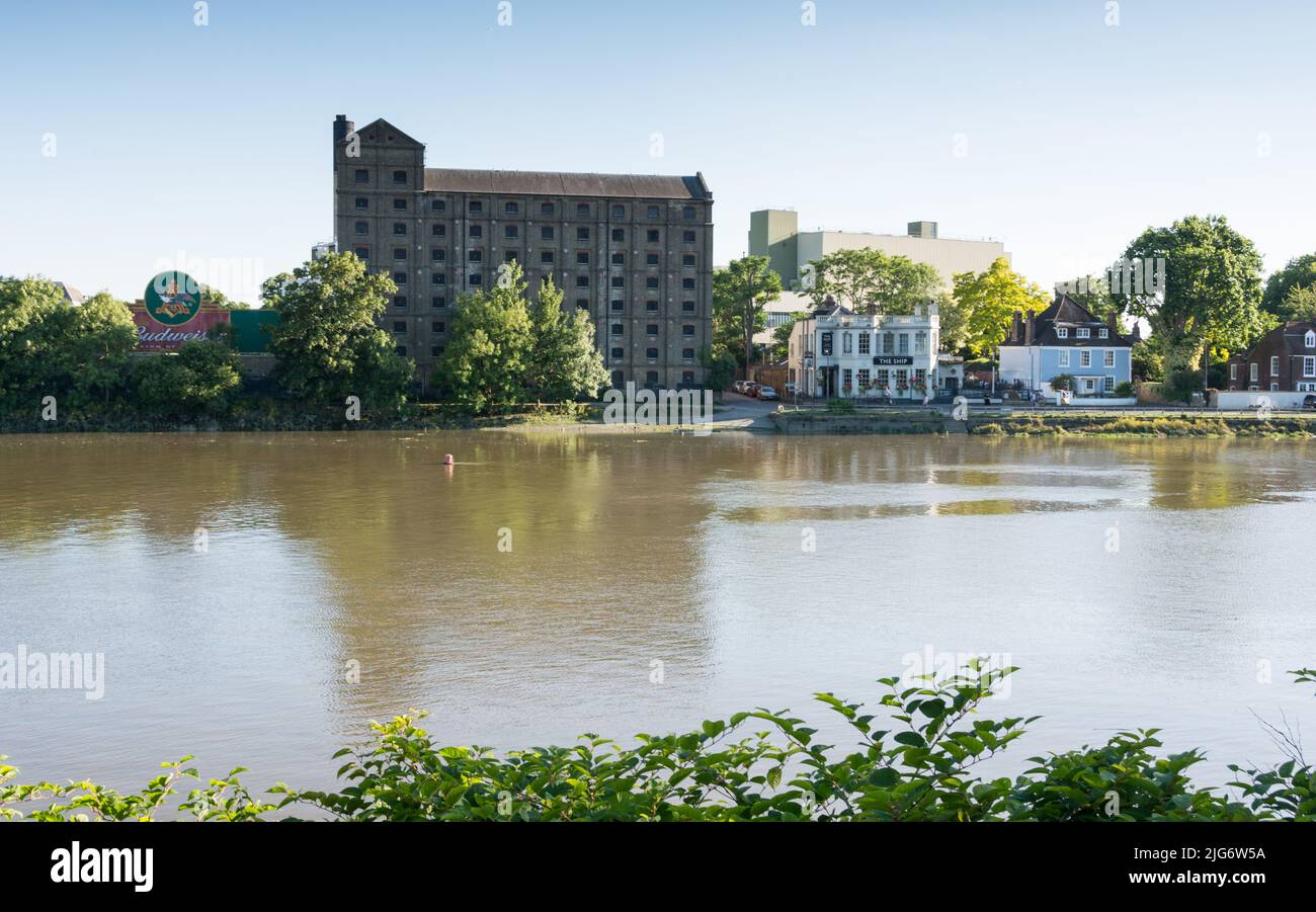Il birrificio Mortlake, attualmente chiuso (ex birrificio Stag) sul Tamigi, nel sud-ovest di Londra, Mortlake, Londra, Inghilterra, Regno Unito Foto Stock