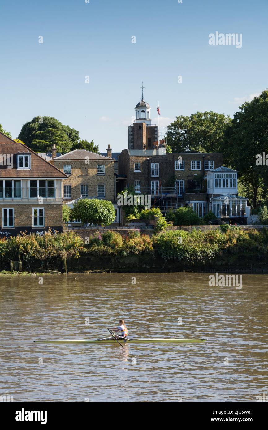 La torre della chiesa di St Mary the Virgin, Mortlake, Londra, Inghilterra, Regno Unito Foto Stock