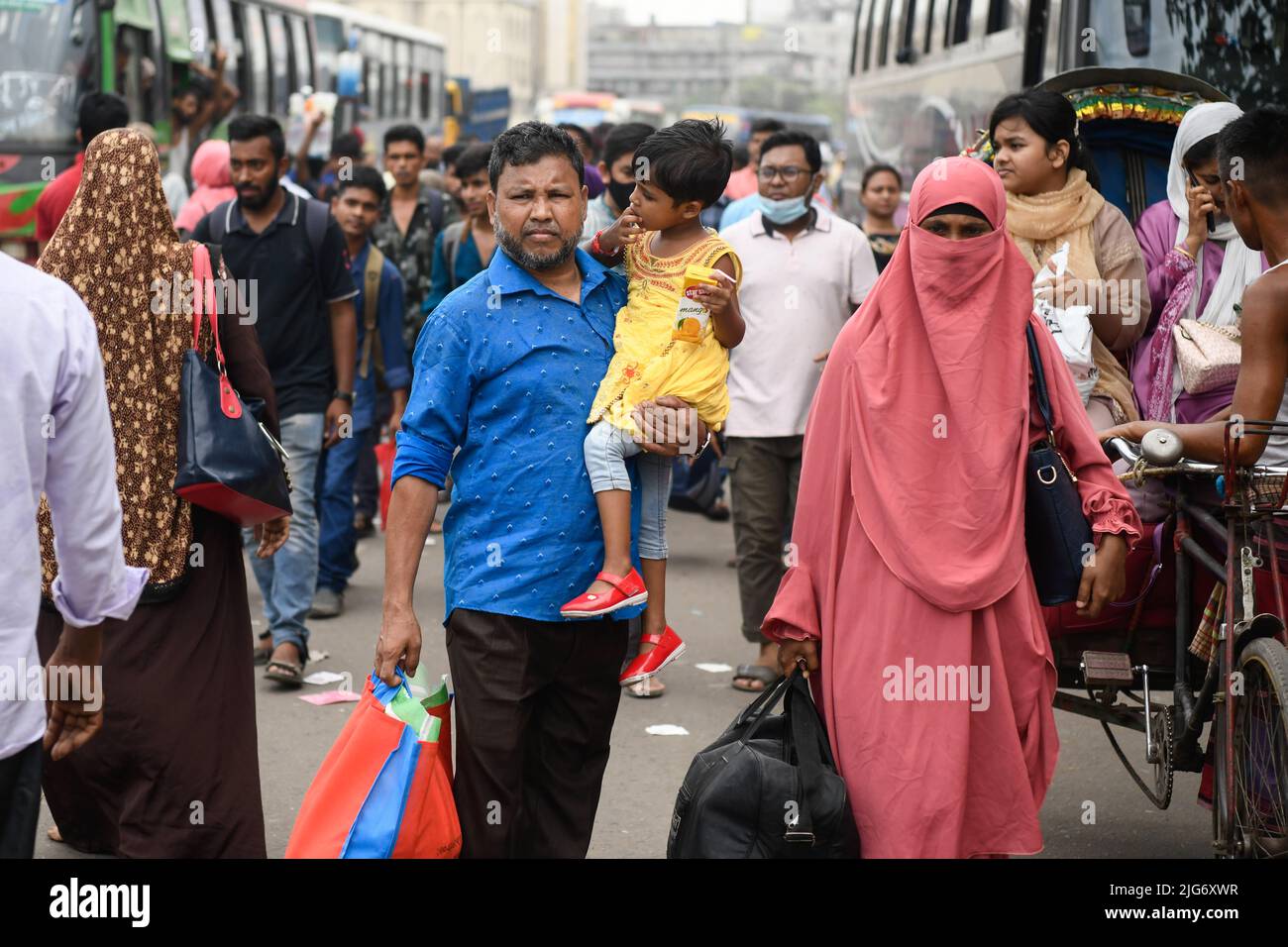 Dhaka, Bangladesh. 08th luglio 2022. La gente ha visto partire per la propria città natale per il prossimo festival Eid-al-Adha al terminal degli autobus Gabboli. Credit: SOPA Images Limited/Alamy Live News Foto Stock