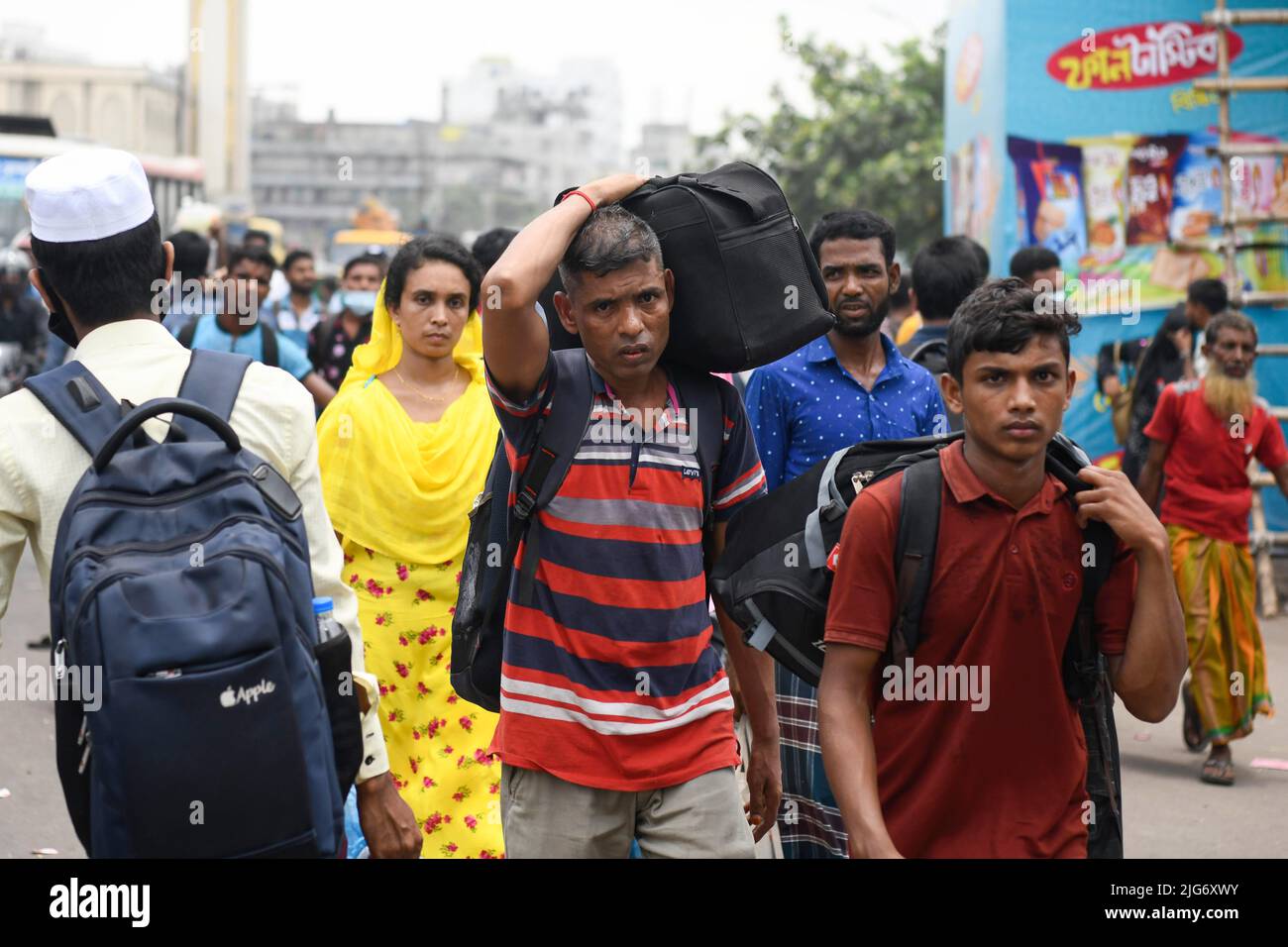 Dhaka, Bangladesh. 08th luglio 2022. La gente ha visto partire per la propria città natale per il prossimo festival Eid-al-Adha al terminal degli autobus Gabboli. Credit: SOPA Images Limited/Alamy Live News Foto Stock