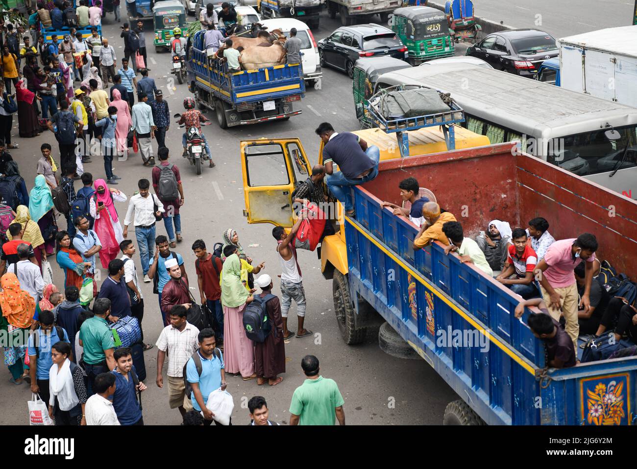 Dhaka, Bangladesh. 08th luglio 2022. La gente ha visto partire per la propria città natale per il prossimo festival Eid-al-Adha in camion presso il terminal degli autobus Gabboli. Credit: SOPA Images Limited/Alamy Live News Foto Stock