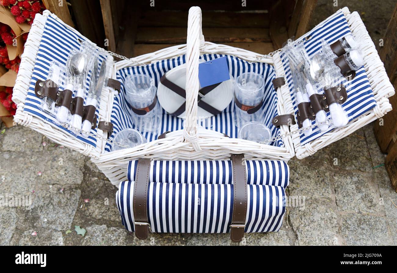 Cestino picnic in vimini bianco e blu in vendita in un mercato di strada Foto Stock
