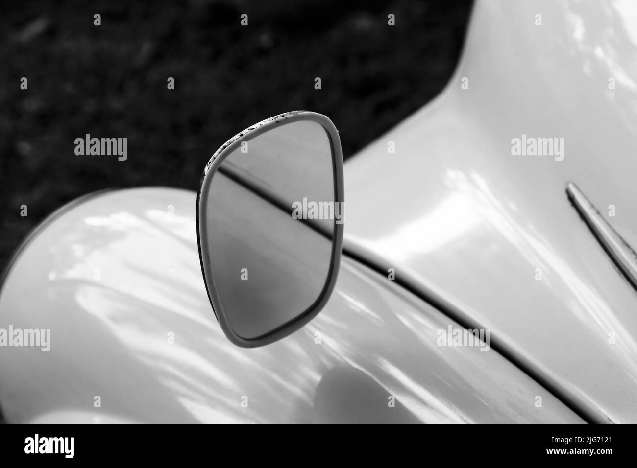 Specchietto retrovisore nel telaio cromato. Frammento auto vintage, primo piano foto in bianco e nero con soft focus selettivo Foto Stock