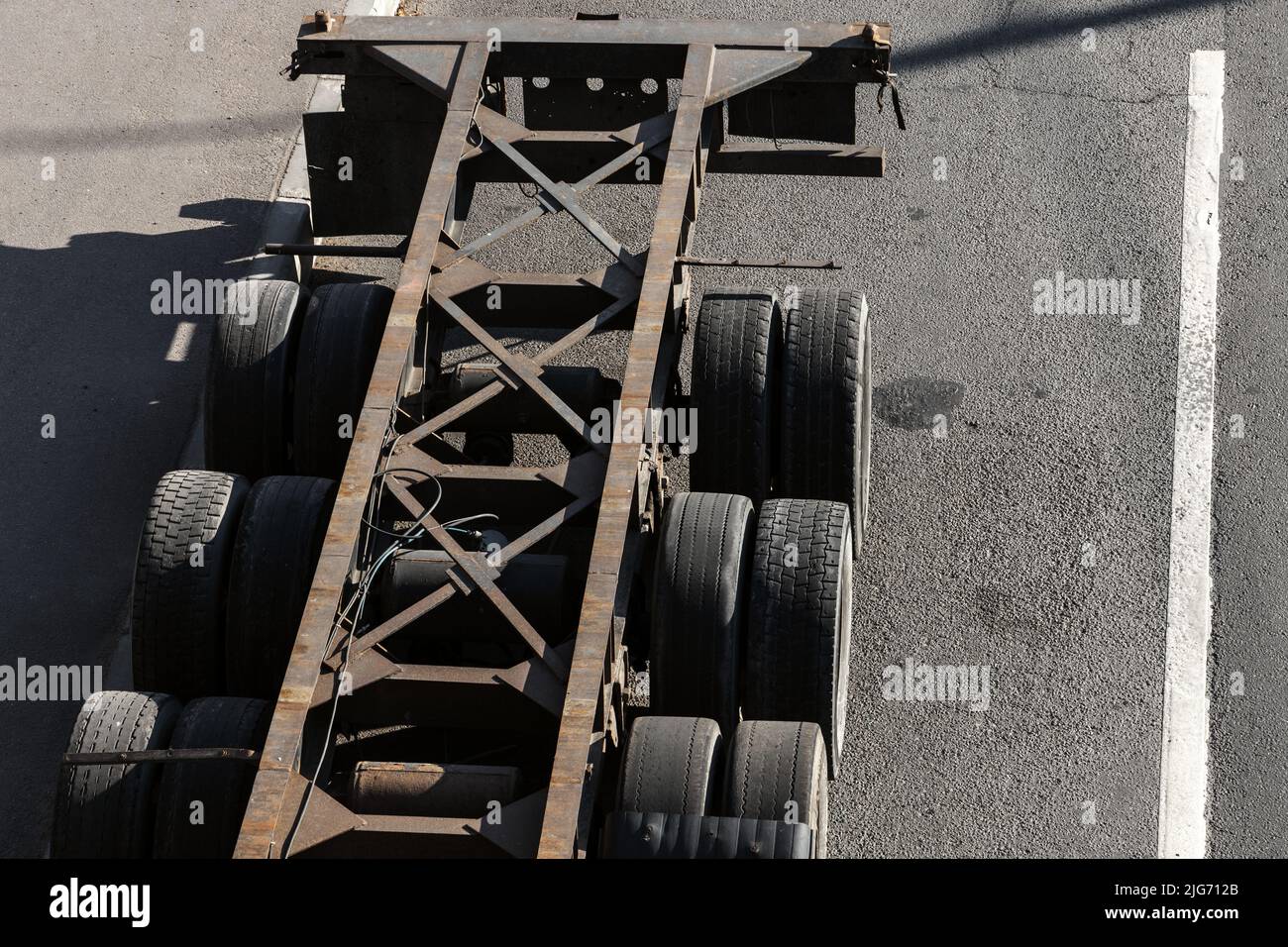 Un autocarro da carico vuoto parcheggiato su una strada asfaltata urbana, vista aerea Foto Stock
