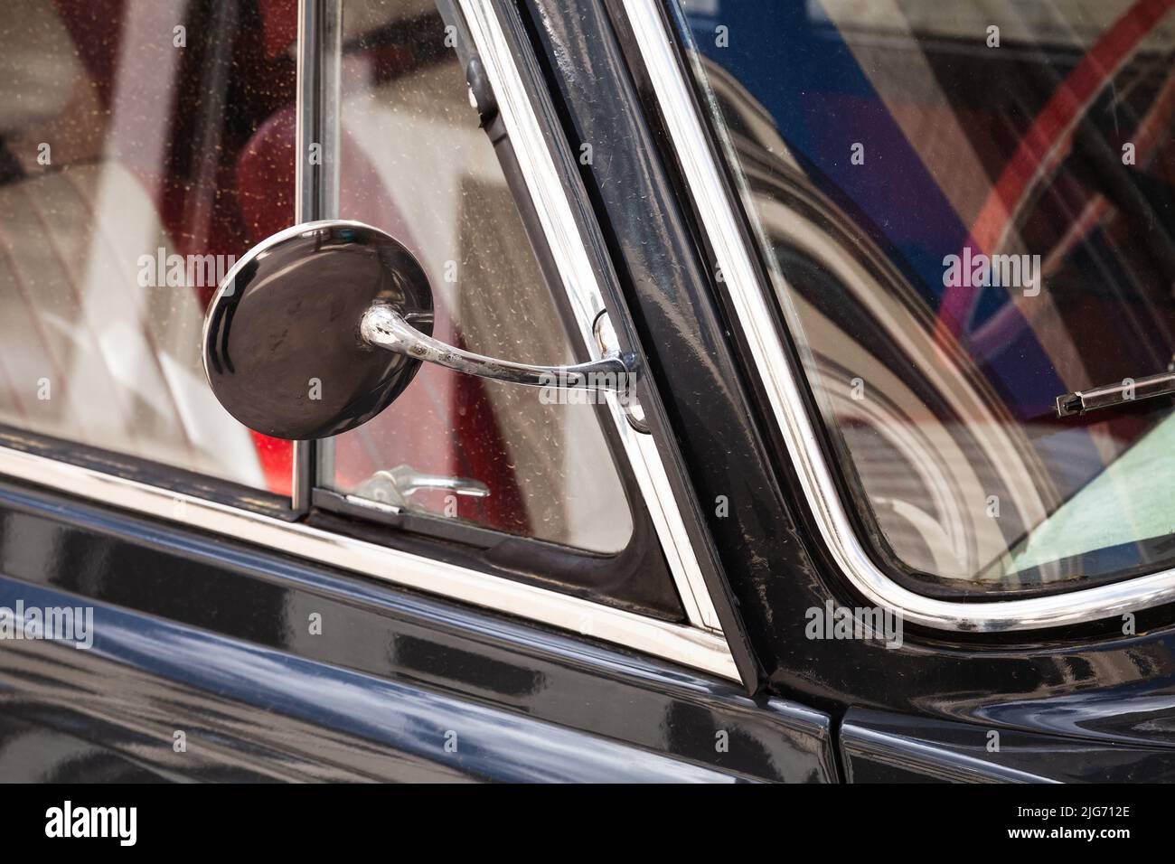 Specchietto retrovisore lato auto immagini e fotografie stock ad alta  risoluzione - Alamy